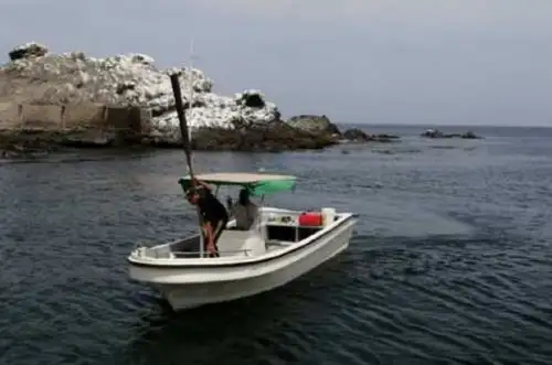 La nave Spondylus I es conducida por personal del Servicio Nacional de Áreas Naturales Protegidas por el Estado (Sernanp), órgano adscrito al Ministerio del Ambiente (Minam), desarrollando intervenciones articuladas con otras entidades competentes para implementar medidas de conservación y las acciones propias del Plan de Manejo del Pulpo en el ámbito de Punta Coles. Foto: Sernanp