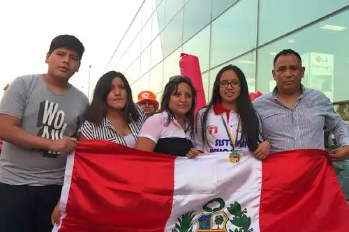 Carla Fermín Jiménez junto a su familia. Este año ganó su tercera medalla de oro consecutiva.