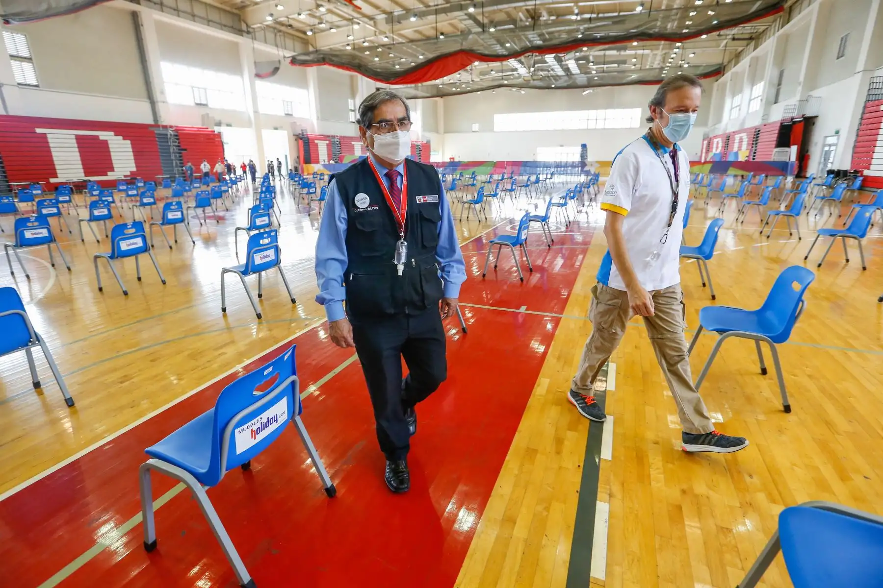 Ministro de Salud Óscar Ugarte inspecciona el espacio donde se prestará el servicio de VACUNACAR en la Videna.
Foto:ANDINA/Minsa
