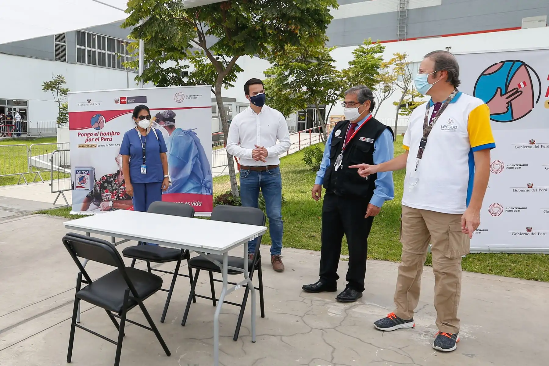 Ministro de Salud Óscar Ugarte inspecciona el espacio donde se prestará el servicio de VACUNACAR en la Videna.
Foto:ANDINA/Minsa