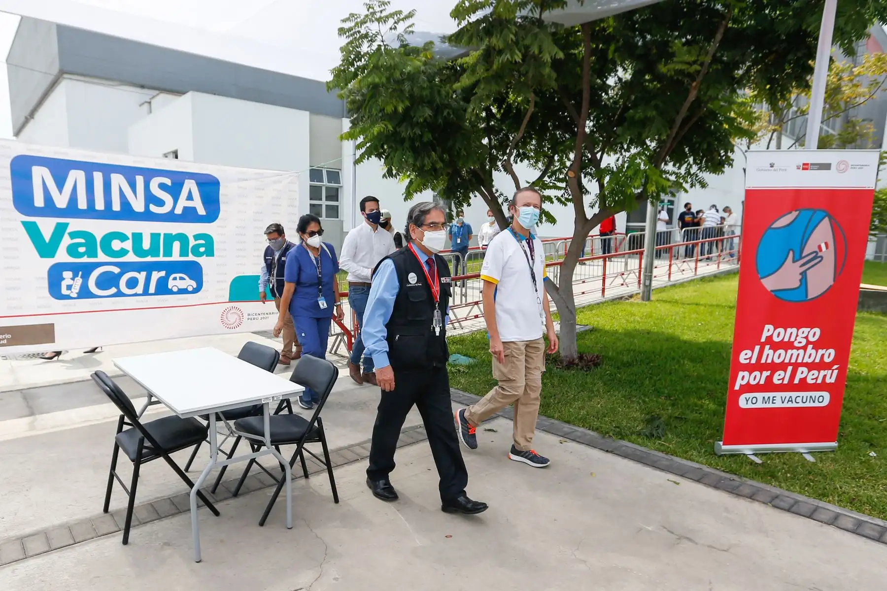 Ministro de Salud Óscar Ugarte inspecciona el espacio donde se prestará el servicio de VACUNACAR en la Videna.
Foto:ANDINA/Minsa