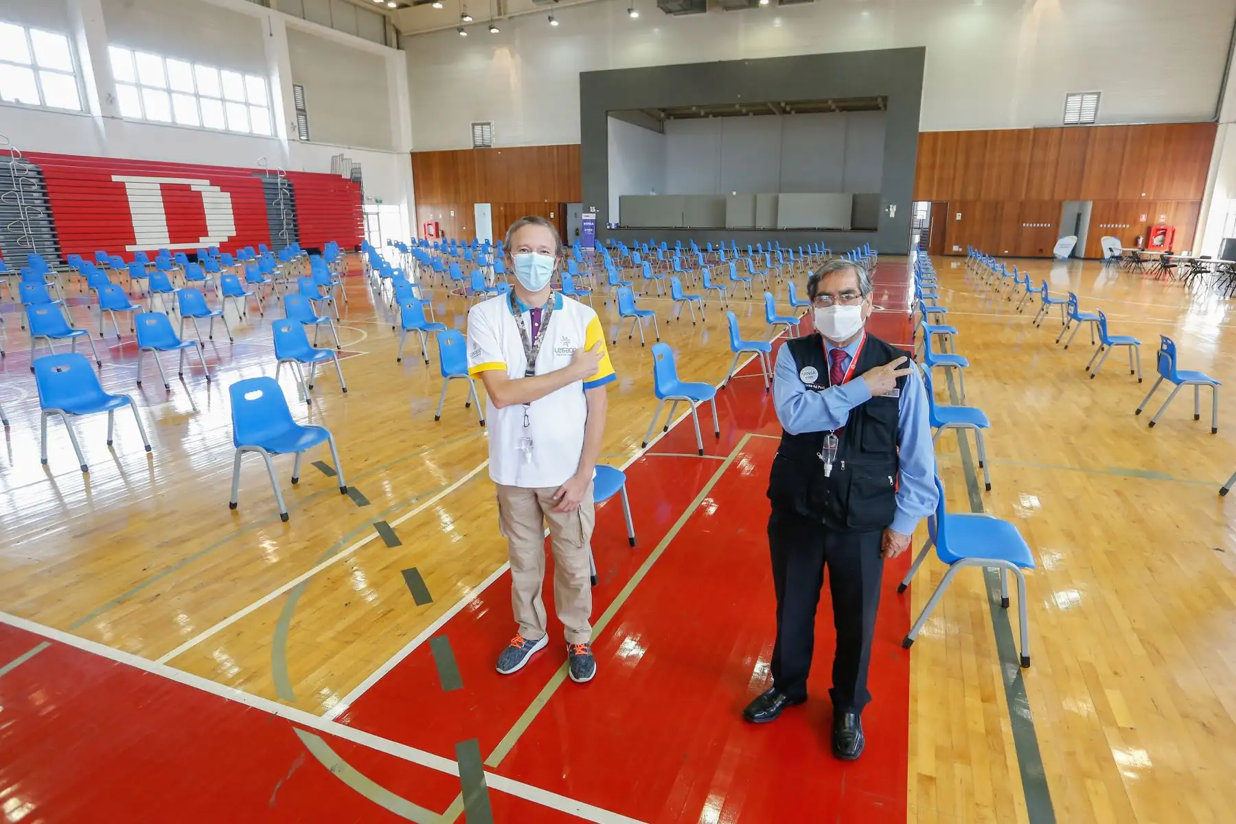 Ministro de Salud Óscar Ugarte inspecciona el espacio donde se prestará el servicio de VACUNACAR en la Videna.
Foto:ANDINA/Minsa