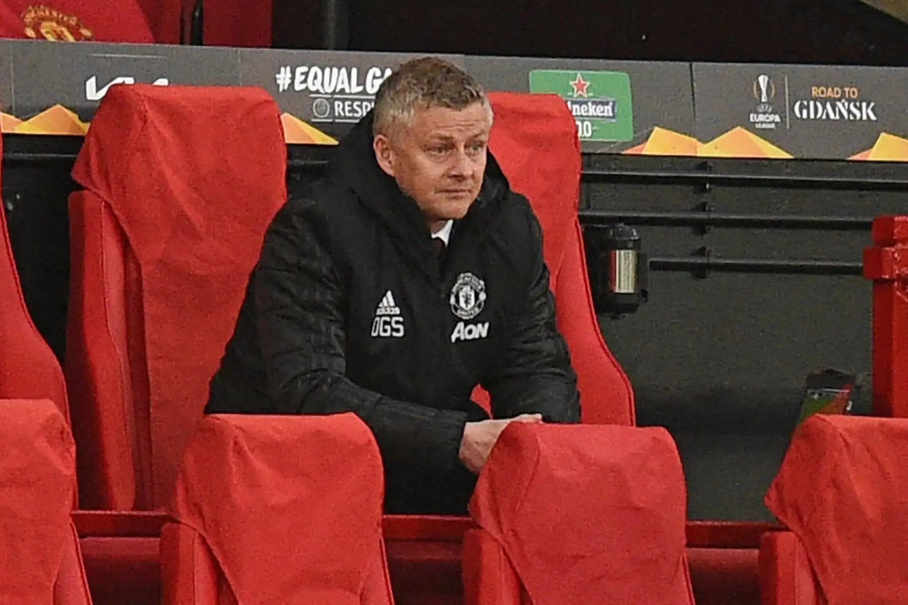 El técnico noruego del Manchester United, Ole Gunnar Solskjaer, observa desde su asiento durante los cuartos de final de la UEFA Europa League, partido de vuelta entre el Manchester United y el Granada.

Foto: AFP