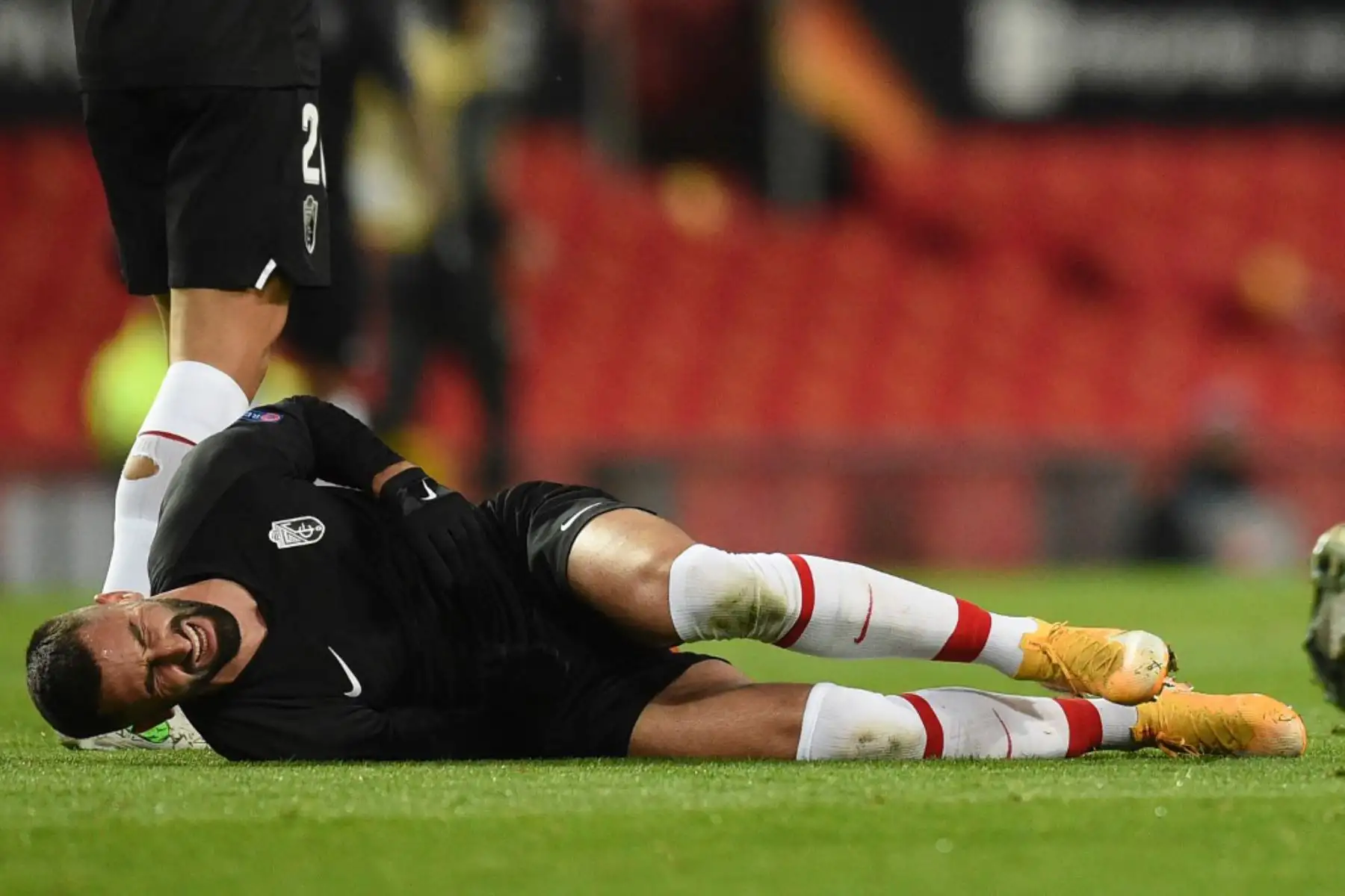 El centrocampista francés del Granada Maxime Gonalons se lesiona durante los cuartos de final de la UEFA Europa League, partido de vuelta entre el Manchester United y el Granada.

Foto:AFP