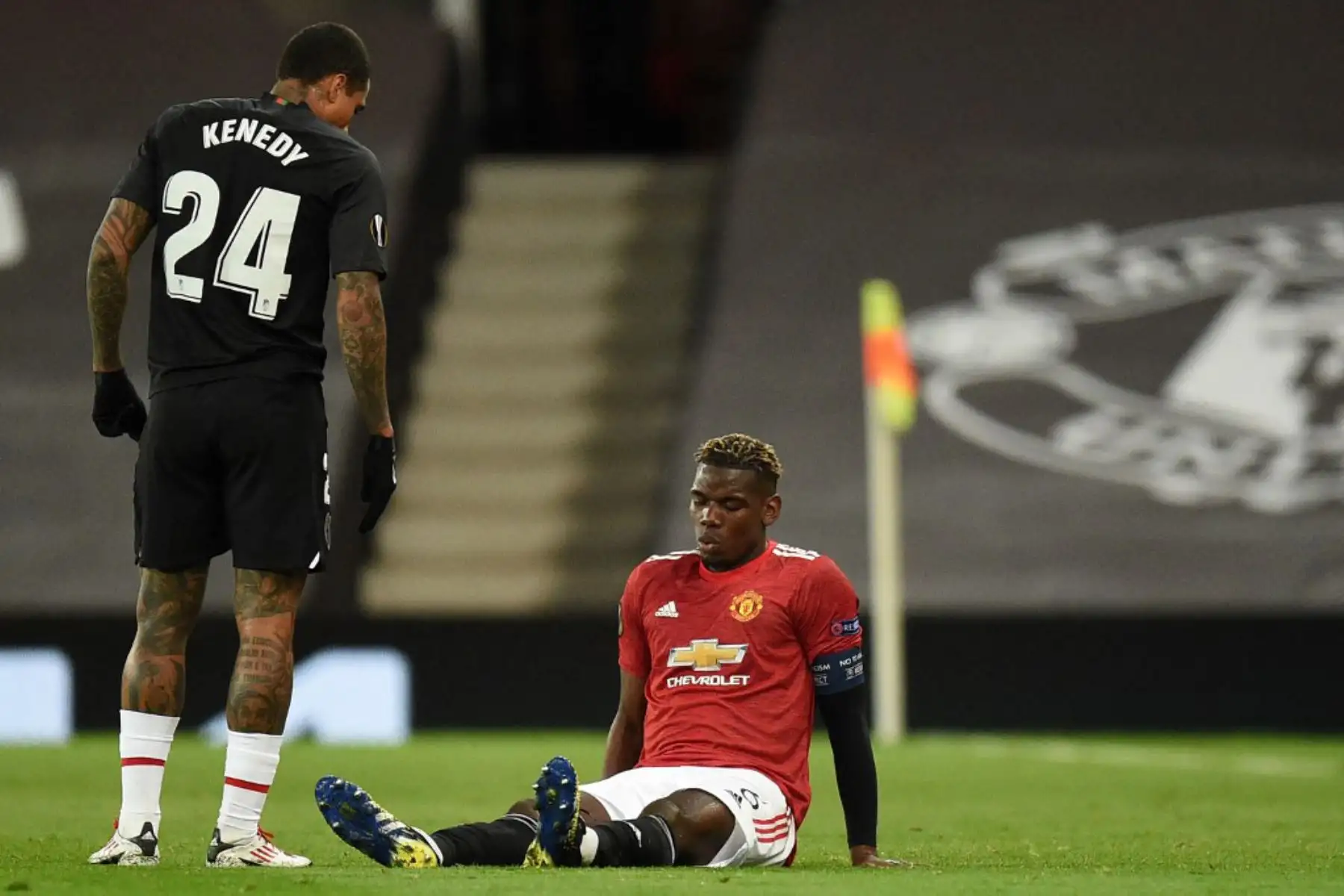 El centrocampista brasileño del Granada Kenedy (izq.) Controla al mediocampista francés del Manchester United Paul Pogba después de un encuentro durante los cuartos de final de la UEFA Europa League, partido de vuelta entre el Manchester United y el Granada.

Foto:AFP