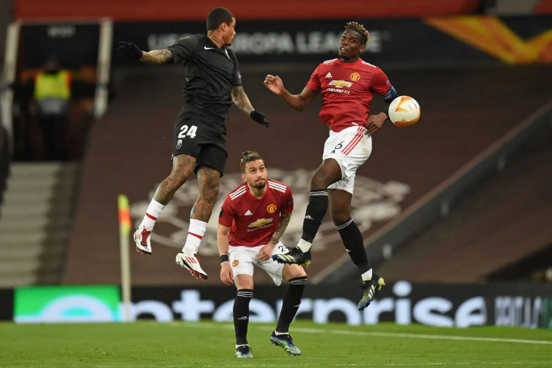 El defensor brasileño del Manchester United Alex Telles (C) mira como el centrocampista brasileño del Granada Kenedy (L) compite con el centrocampista francés del Manchester United Paul Pogba (R) durante los cuartos de final de la UEFA Europa League, segundo partido de fútbol entre el Manchester United y el Granada.

Foto:AFP