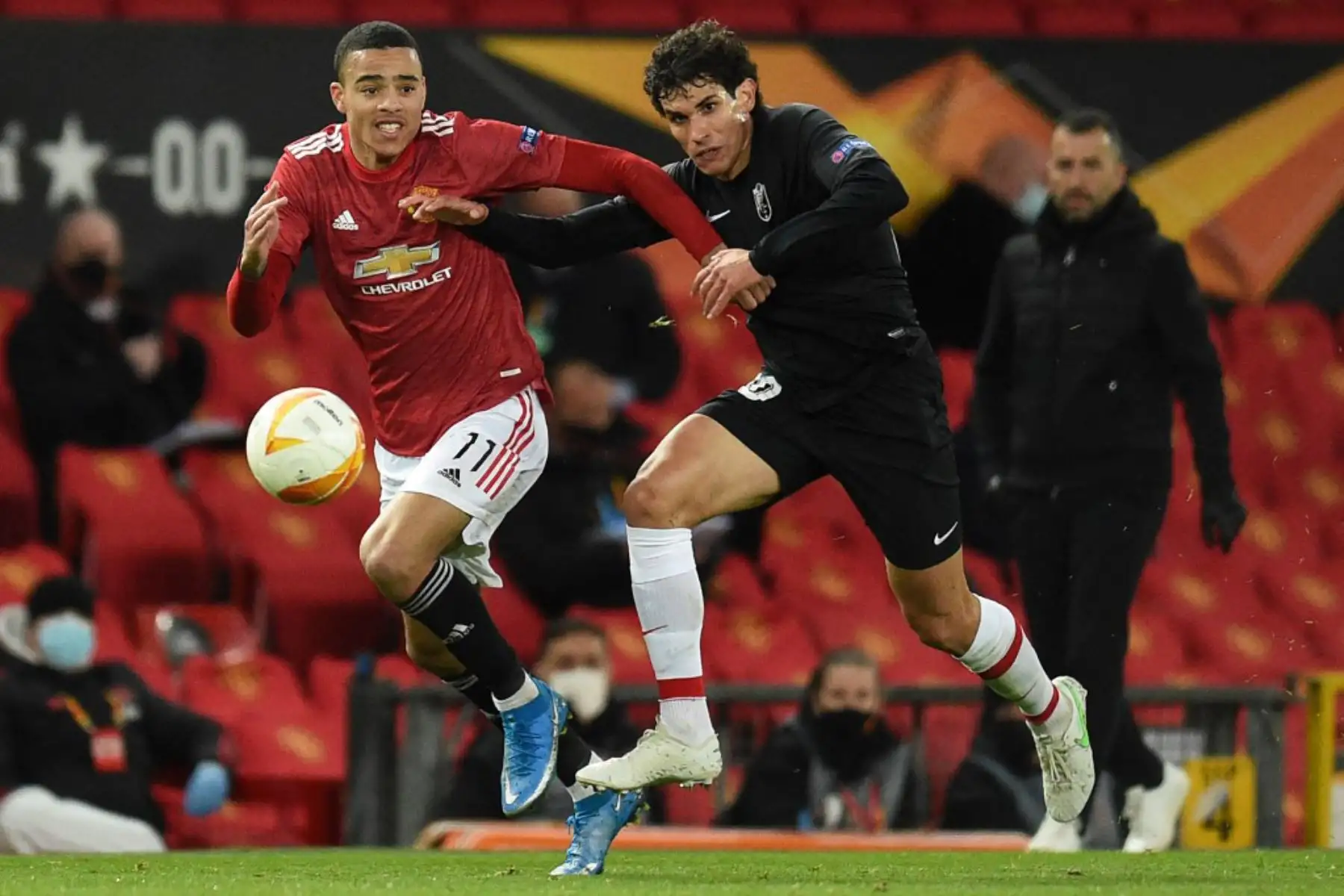 El delantero inglés del Manchester United, Mason Greenwood (L), compite con el defensa español del Granada Jesús Vallejo (R) durante los cuartos de final de la UEFA Europa League, el segundo partido de fútbol entre el Manchester United y el Granada.

Foto:AFP