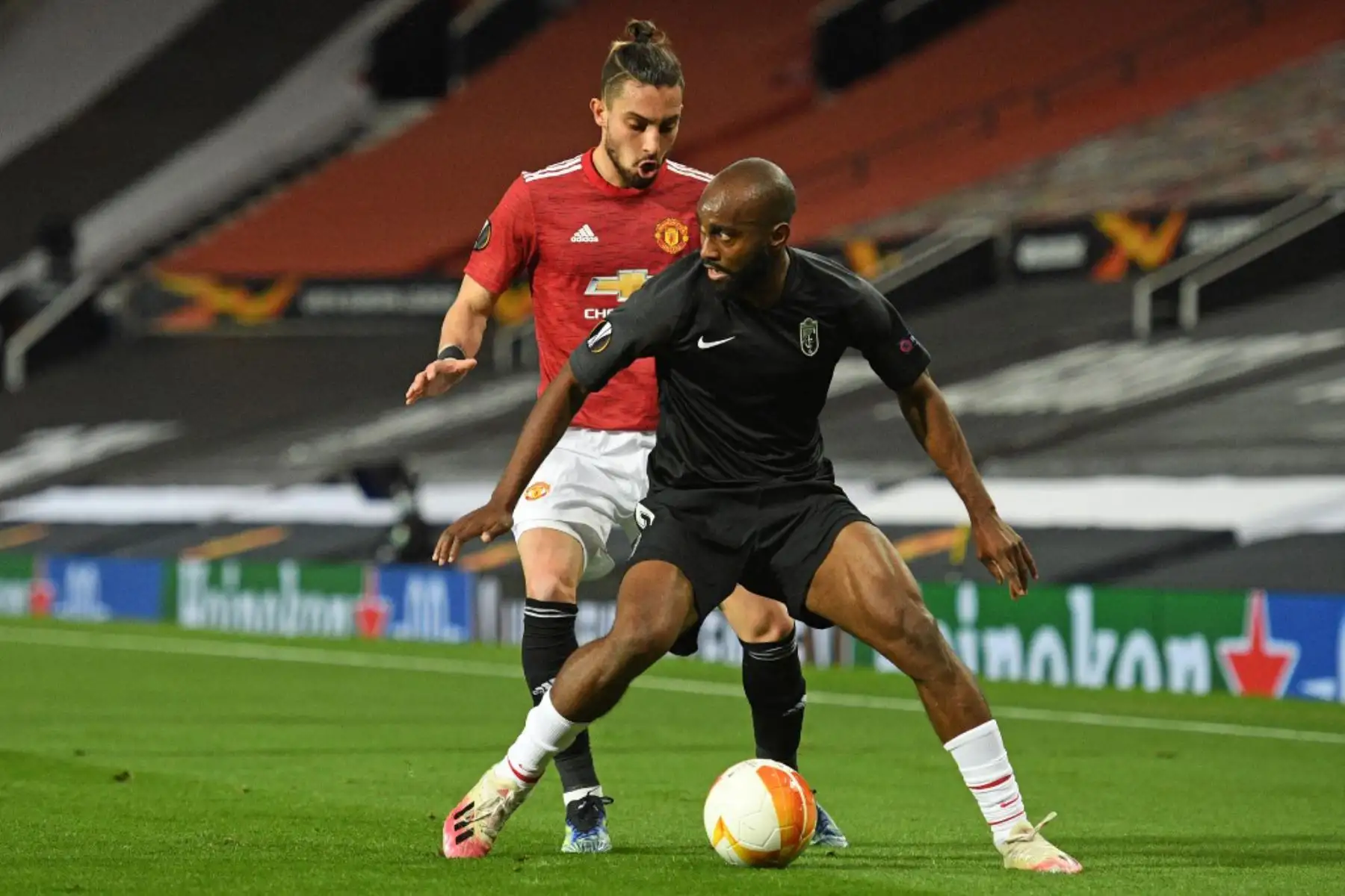El defensa francés del Granada Dimitri Foulquier (R) compite con el defensor brasileño del Manchester United Alex Telles (L) durante los cuartos de final de la UEFA Europa League, el segundo partido de fútbol entre el Manchester United y el Granada.

Foto:AFP