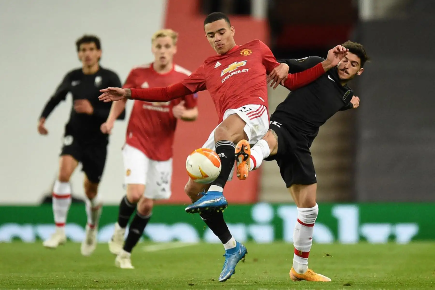 El delantero inglés del Manchester United, Mason Greenwood (C), compite con el defensa español del Granada Carlos Neva (R) durante los cuartos de final de la UEFA Europa League, el segundo partido de fútbol entre el Manchester United y el Granada.

Foto:AFP