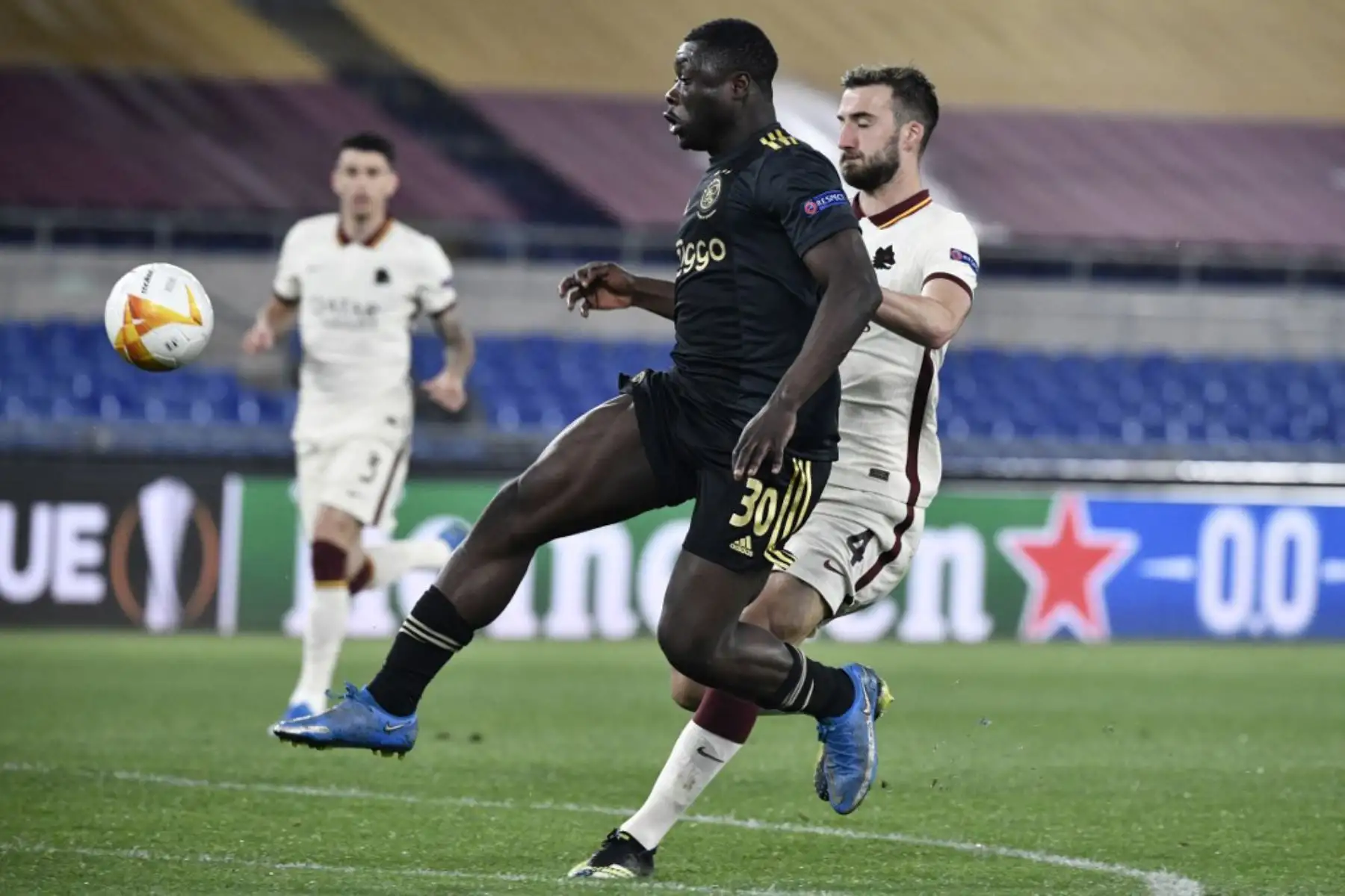 El delantero holandés del Ajax Brian Brobbey (C) dispara para abrir el marcador a pesar del centrocampista italiano de la Roma Bryan Christante (R) durante los cuartos de final de la UEFA Europa League en el segundo tramo del AS Roma vs Ajax Amsterdam.

Foto:AFP