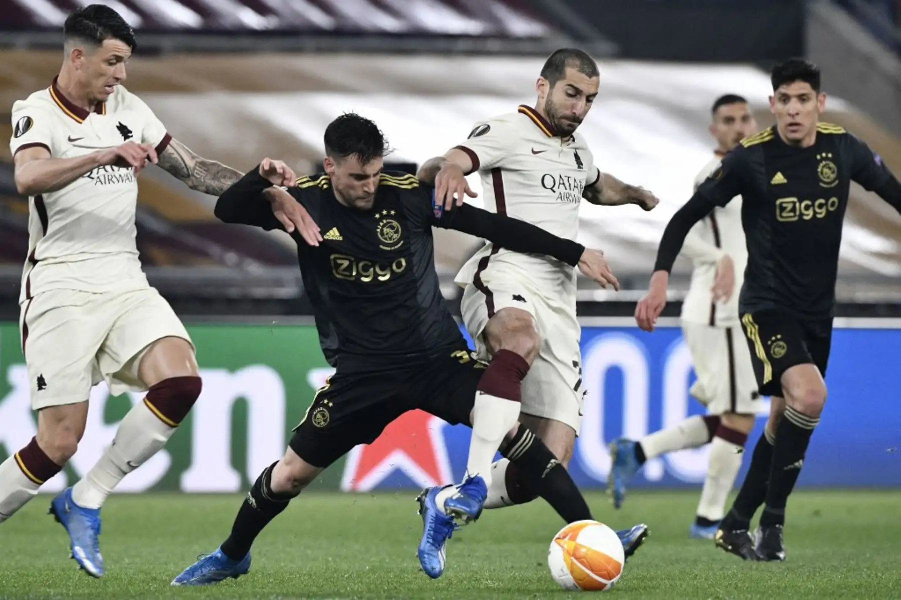 El defensor argentino del Ajax Nicolas Tagliafico (L) comete una falta al centrocampista armenio de la Roma Henrikh Mkhitaryan durante los cuartos de final de la UEFA Europa League en el segundo partido de fútbol AS Roma vs Ajax Amsterdam.

Foto:AFP