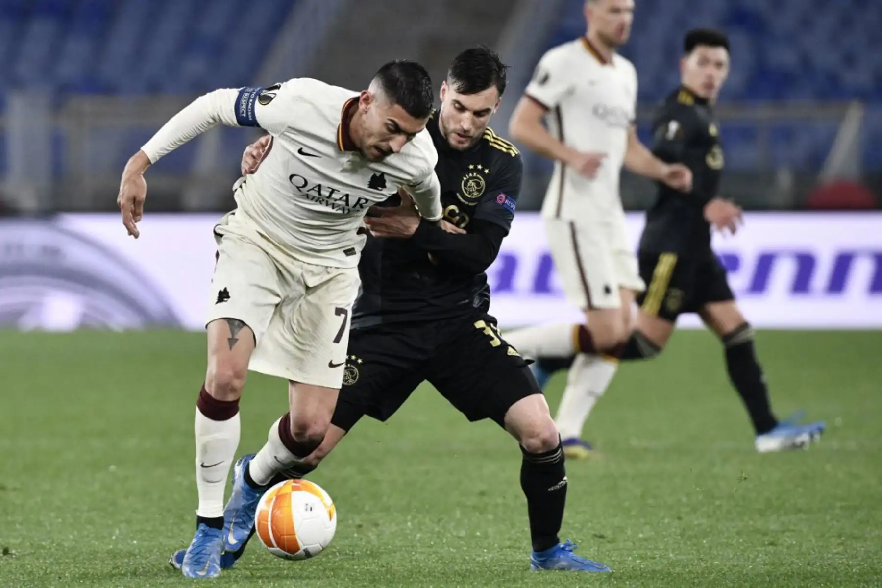 El defensor argentino del Ajax Nicolas Tagliafico (C) frena al centrocampista italiano de la Roma Lorenzo Pellegrini durante los cuartos de final de la UEFA Europa League en el segundo partido de fútbol AS Roma vs Ajax Amsterdam.

Foto:AFP
