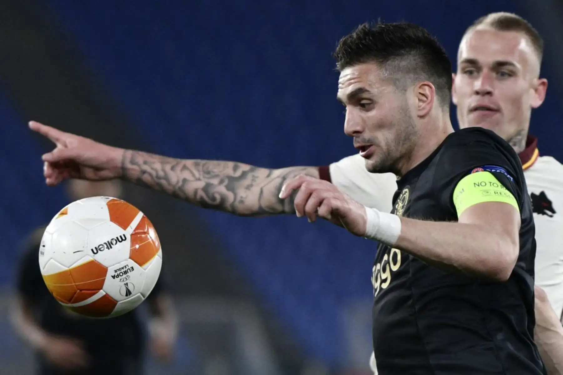 El delantero serbio del Ajax Dusan Tadic (delantero) y el defensor holandés de la Roma Rick Karsdorp van por el balón durante los cuartos de final de la UEFA Europa League en el segundo partido de fútbol AS Roma vs Ajax Amsterdam.

Foto:AFP
