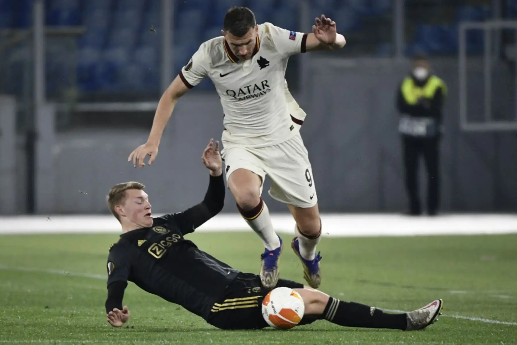 El defensor holandés del Ajax Perr Schuurs (abajo) aborda al delantero bosnio de la Roma Edin Dzeko durante los cuartos de final de la UEFA Europa League en el segundo partido de fútbol AS Roma vs Ajax Amsterdam.

Foto:AFP
