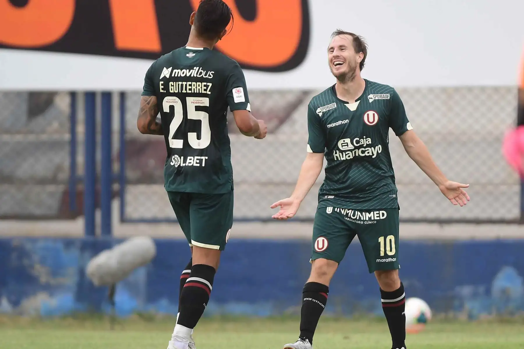 Hernán Novick de Universitario sonríe y celebra junto a sus compañeros tras anotarle a la San Martín.

Foto: ANDINA/Liga1