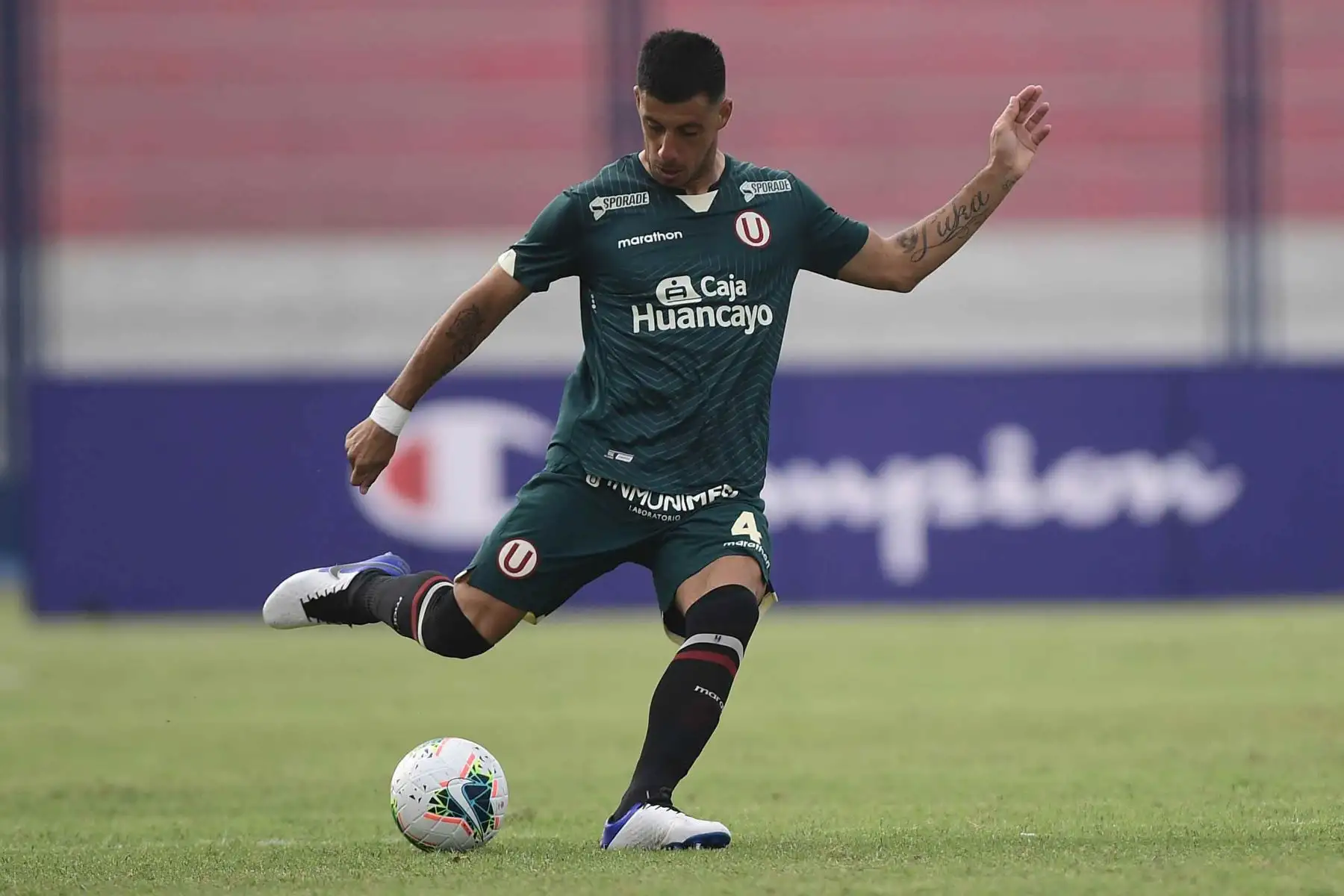 F. Alonso de Universitario en la posesión del balón enfrentando a la San Martín por la Liga 1.

Foto: ANDINA/Liga1