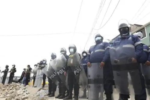Un contingente de serenos, de la Policía Nacional y la municipalidad de Chorrillos llevan a cabo el retiro de miles de personas que habían ocupado terrenos aledaños a la playa La Chira y el Morro Solar.