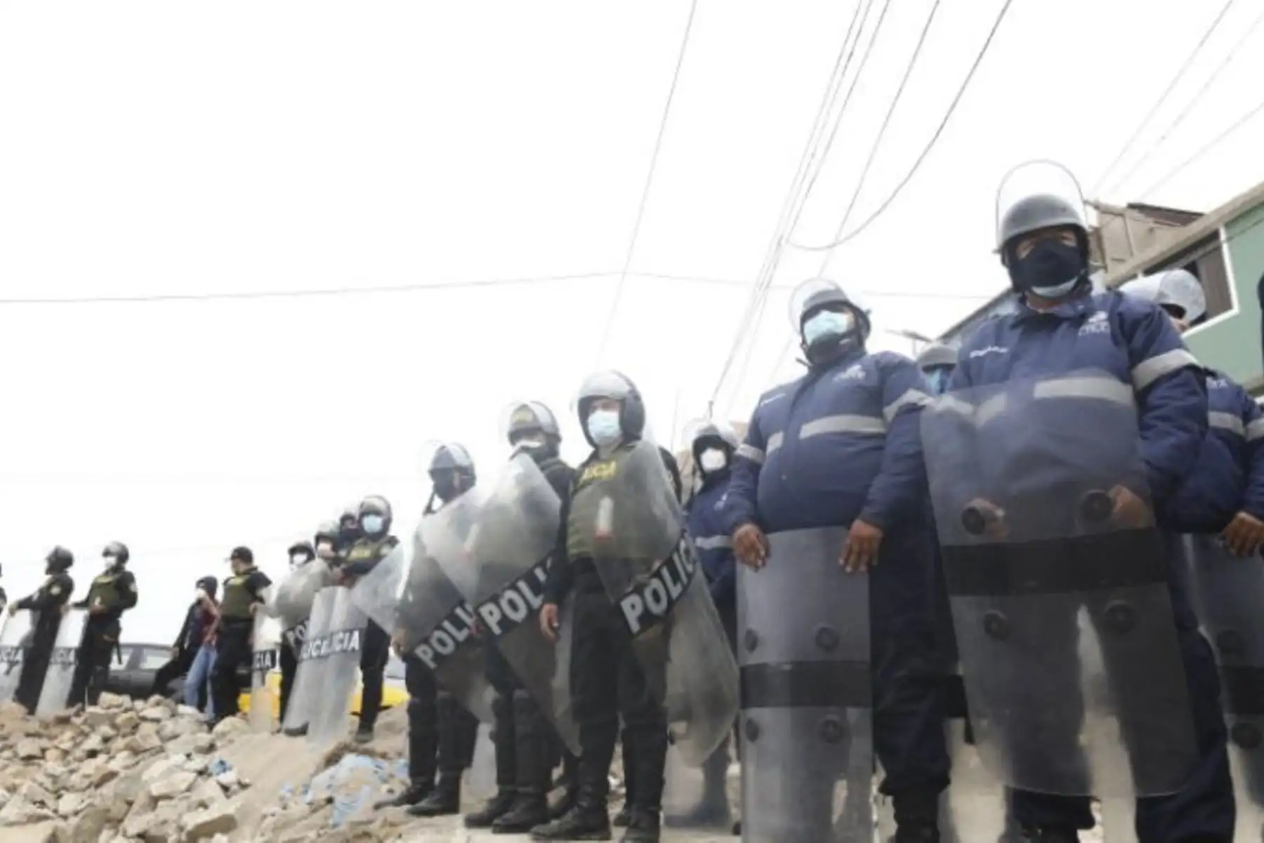 Un contingente de serenos, de la Policía Nacional y la municipalidad de Chorrillos llevan a cabo el retiro de miles de personas que habían ocupado terrenos aledaños a la playa La Chira y el Morro Solar.