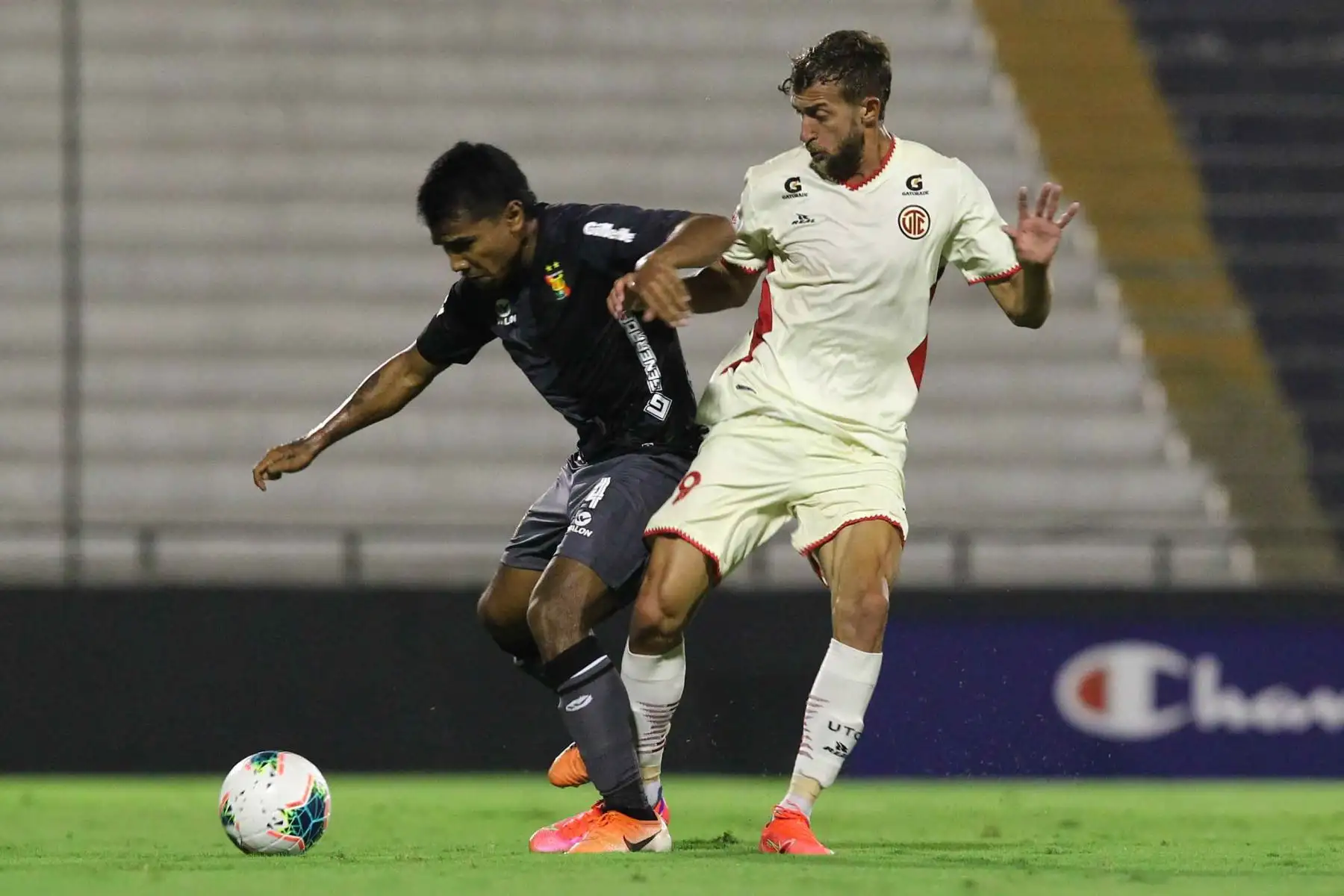 G. Gentile de UTC intenta marcar a su rival de Melgar durante partido por la cuarta fecha de la Liga 1, en el estadio Iván Elías Moreno. Foto: Liga 1