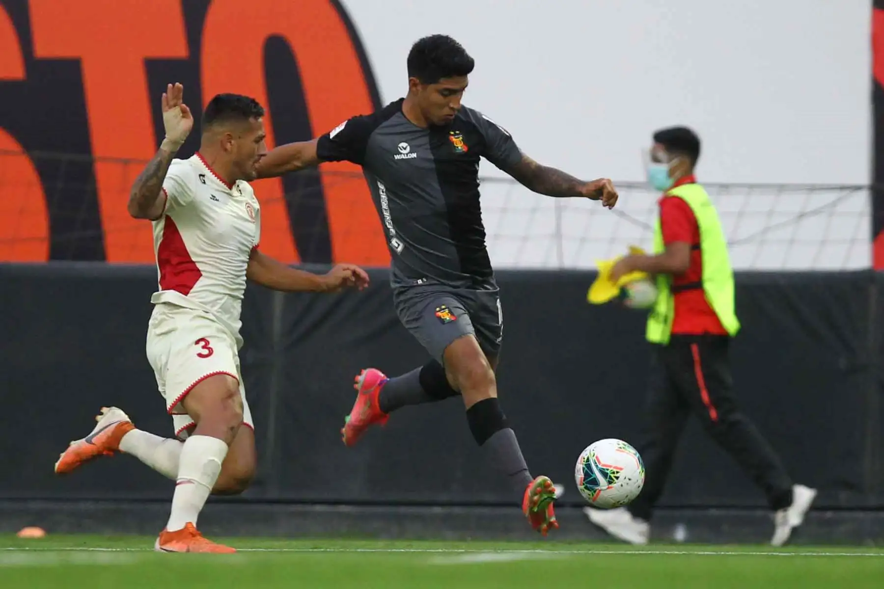 C. Vásquez UTC se enfrenta ante su rival de Melgar durante partido por la cuarta fecha de la Liga 1, en el estadio Iván Elías Moreno. Foto: Liga 1