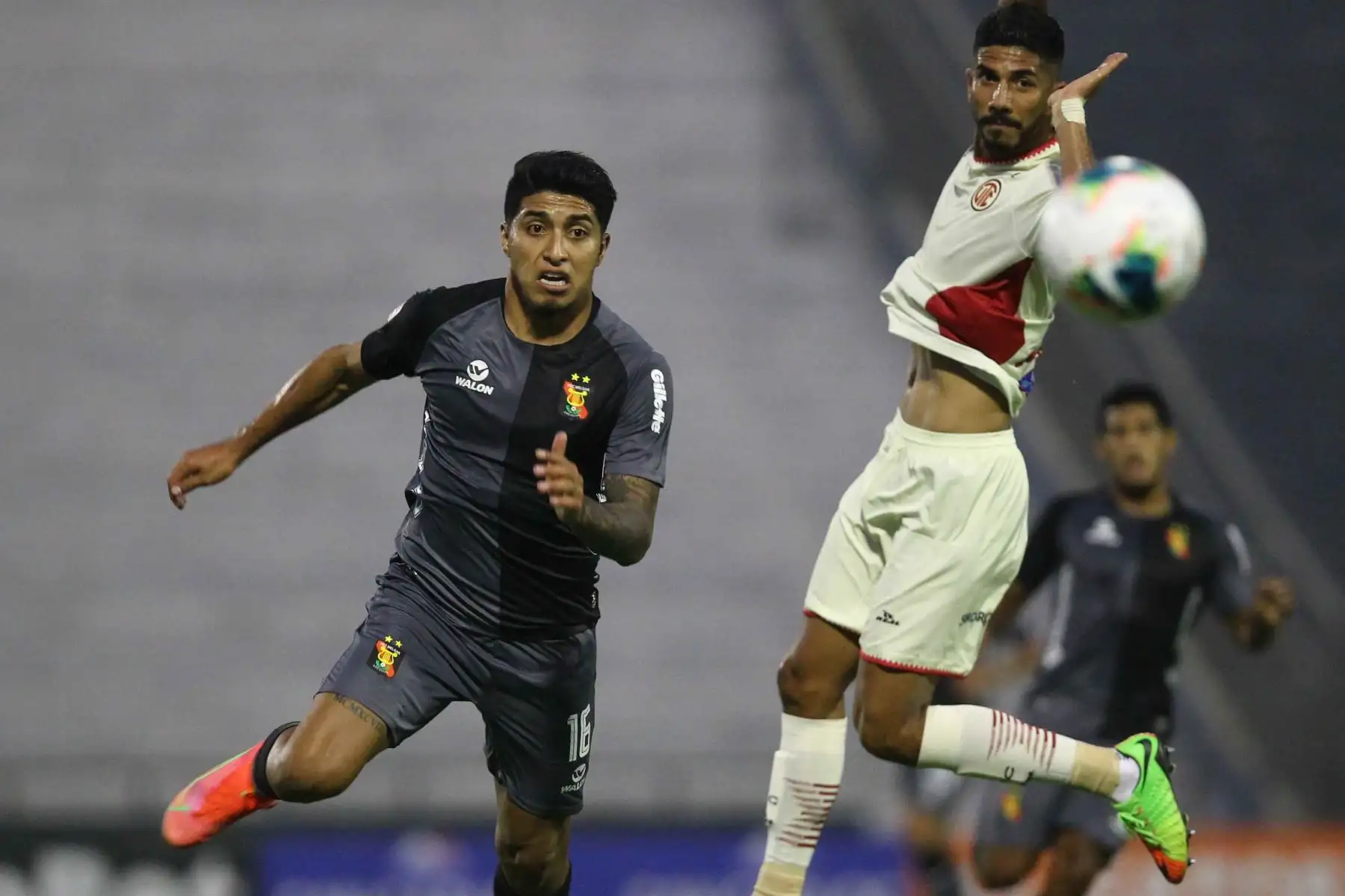 L. Ibérico de Melgar se enfrenta por el balón ante su rival de UTC durante partido por la cuarta fecha de la Liga 1, en el estadio Iván Elías Moreno. Foto: Liga 1