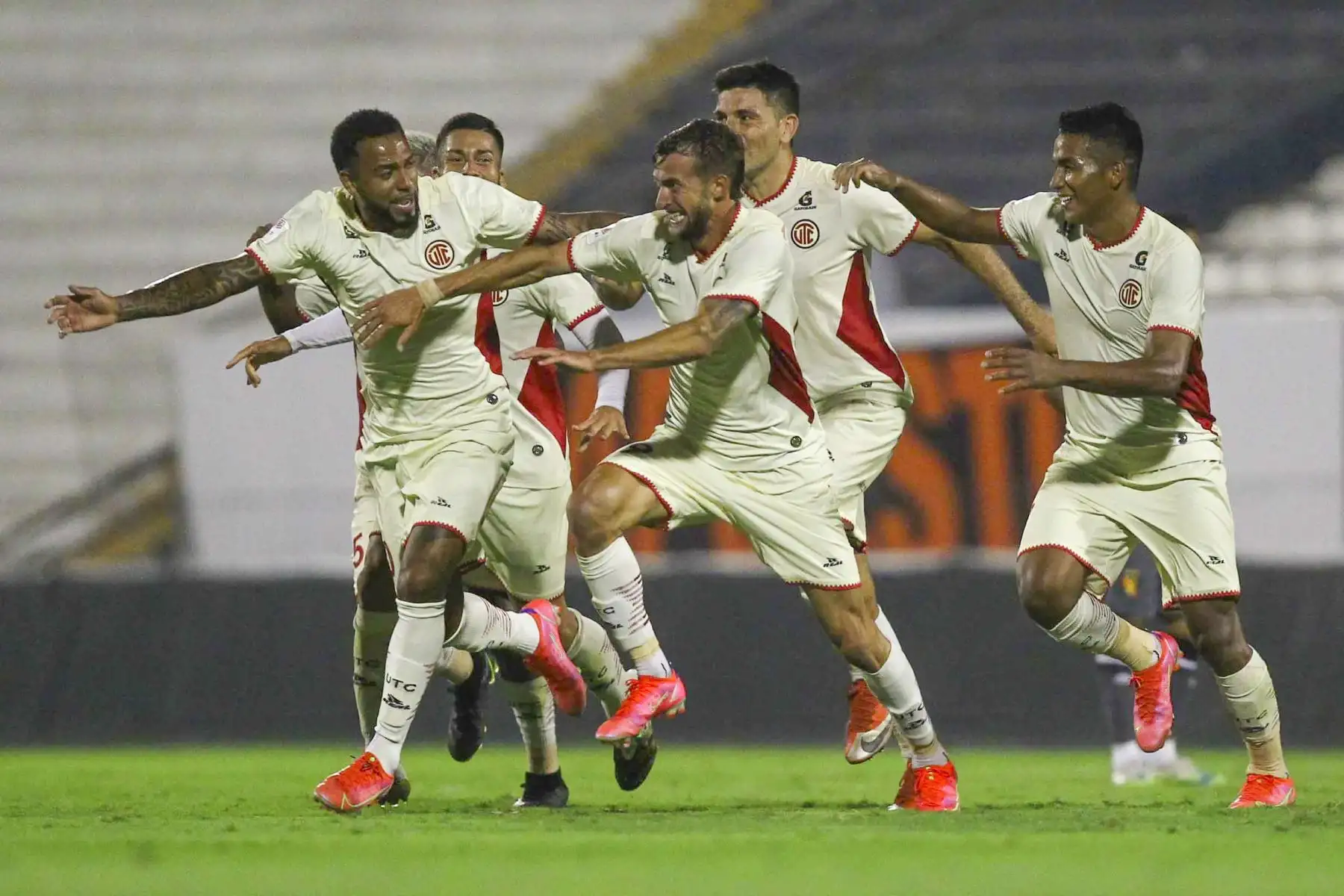 Gaspar Gentile de UTC celebra junto a sus compañeros tras marcar ante Melgar durante partido por la cuarta fecha de la Liga 1, en el estadio Iván Elías Moreno. Foto: Liga 1
