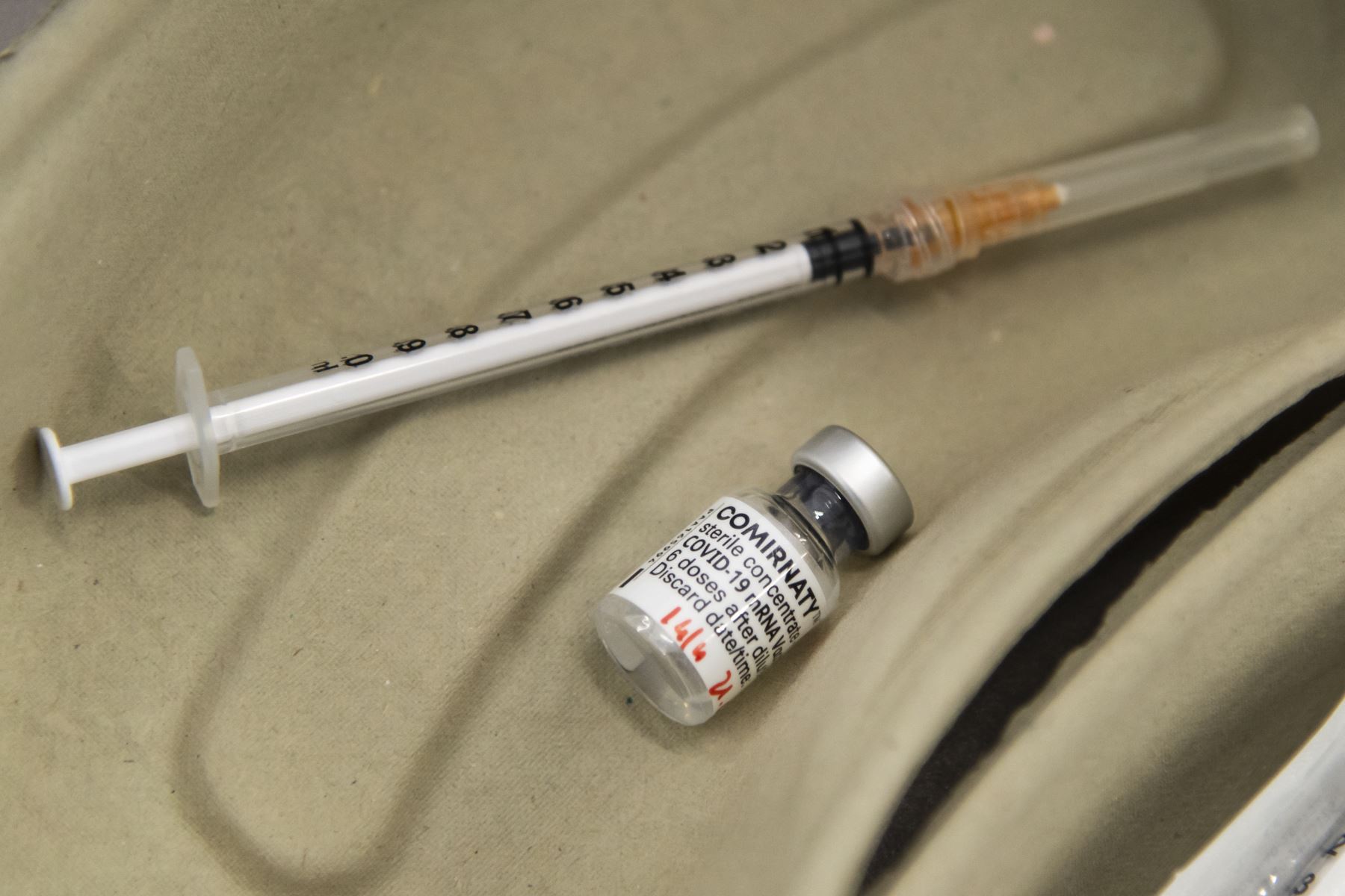 La alianza Pfizer/BioNTech ya había anunciado en febrero que estaba estudiando los efectos de una tercera dosis de su vacuna variante en un estudio clínico. Foto: AFP.