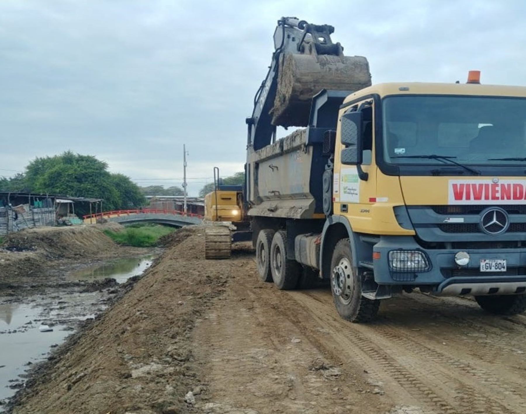 Con ayuda de maquinaria pesada, el Ministerio de Vivienda interviene en ríos, drenes y quebradas en las zonas de Piura afectadas por lluvias intensas. Foto: ANDINA/difusión.