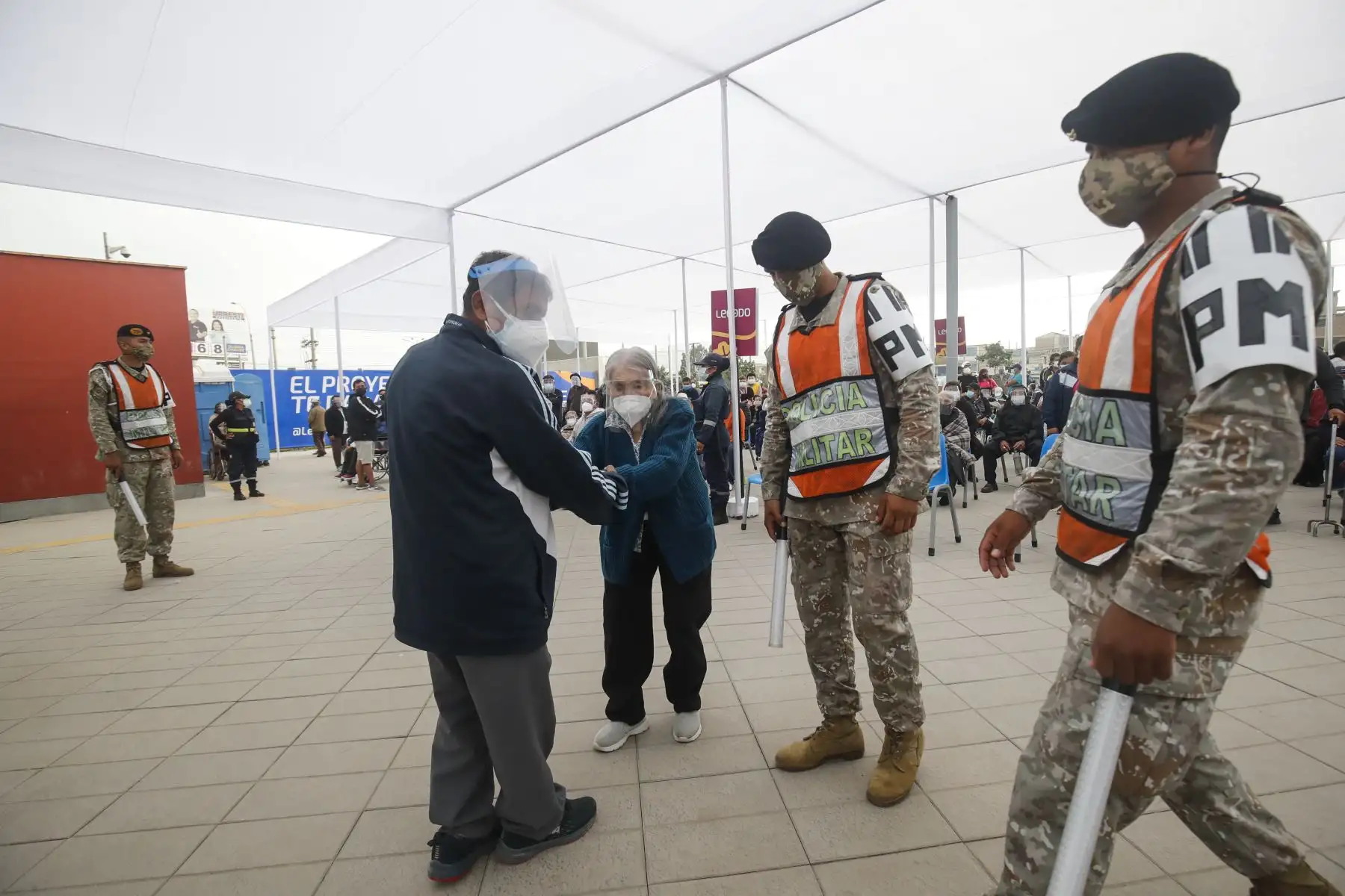 MINSA inicia vacunación en Lima y Callao, son cinco locales donde los adultos mayores a quienes les corresponde vacunarse contra el covid-19 podrán ser llevados en vehículos particulares, taxis o mototaxis. Foto: ANDINA/Juan Carlos Guzmán