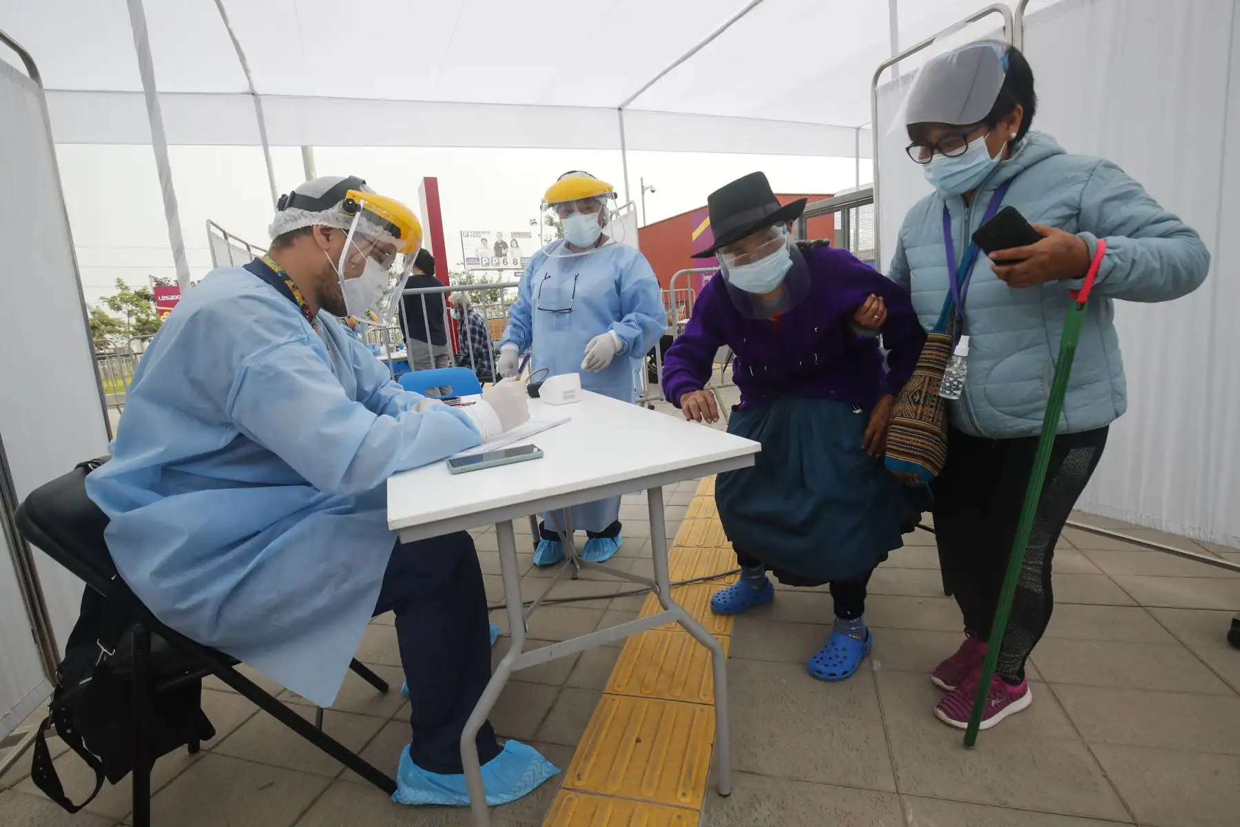 MINSA inicia vacunación en Lima y Callao, son cinco locales donde los adultos mayores a quienes les corresponde vacunarse contra el covid-19 podrán ser llevados en vehículos particulares, taxis o mototaxis. Foto: ANDINA/Juan Carlos Guzmán