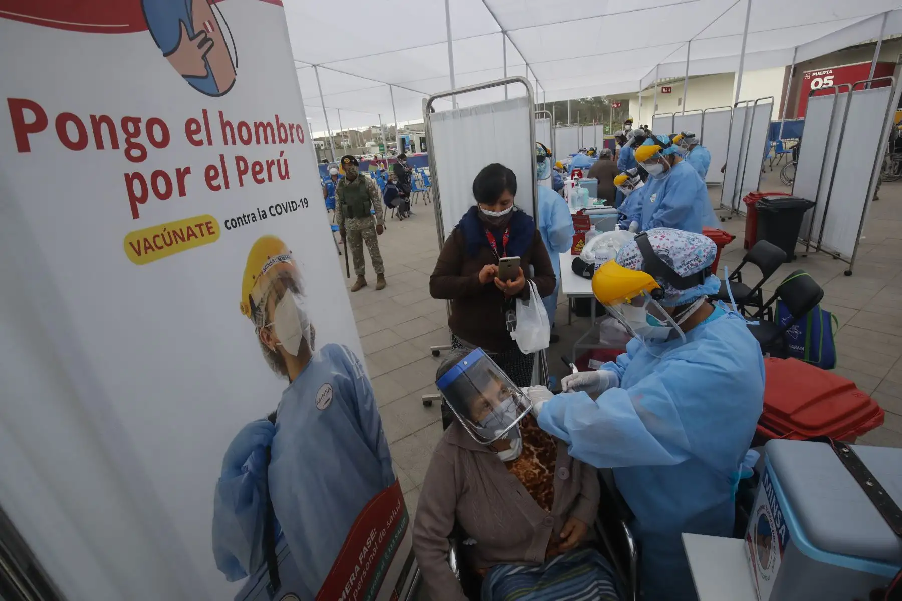 MINSA inicia vacunación en Lima y Callao, son cinco locales donde los adultos mayores a quienes les corresponde vacunarse contra el covid-19 podrán ser llevados en vehículos particulares, taxis o mototaxis. Foto: ANDINA/Juan Carlos Guzmán
