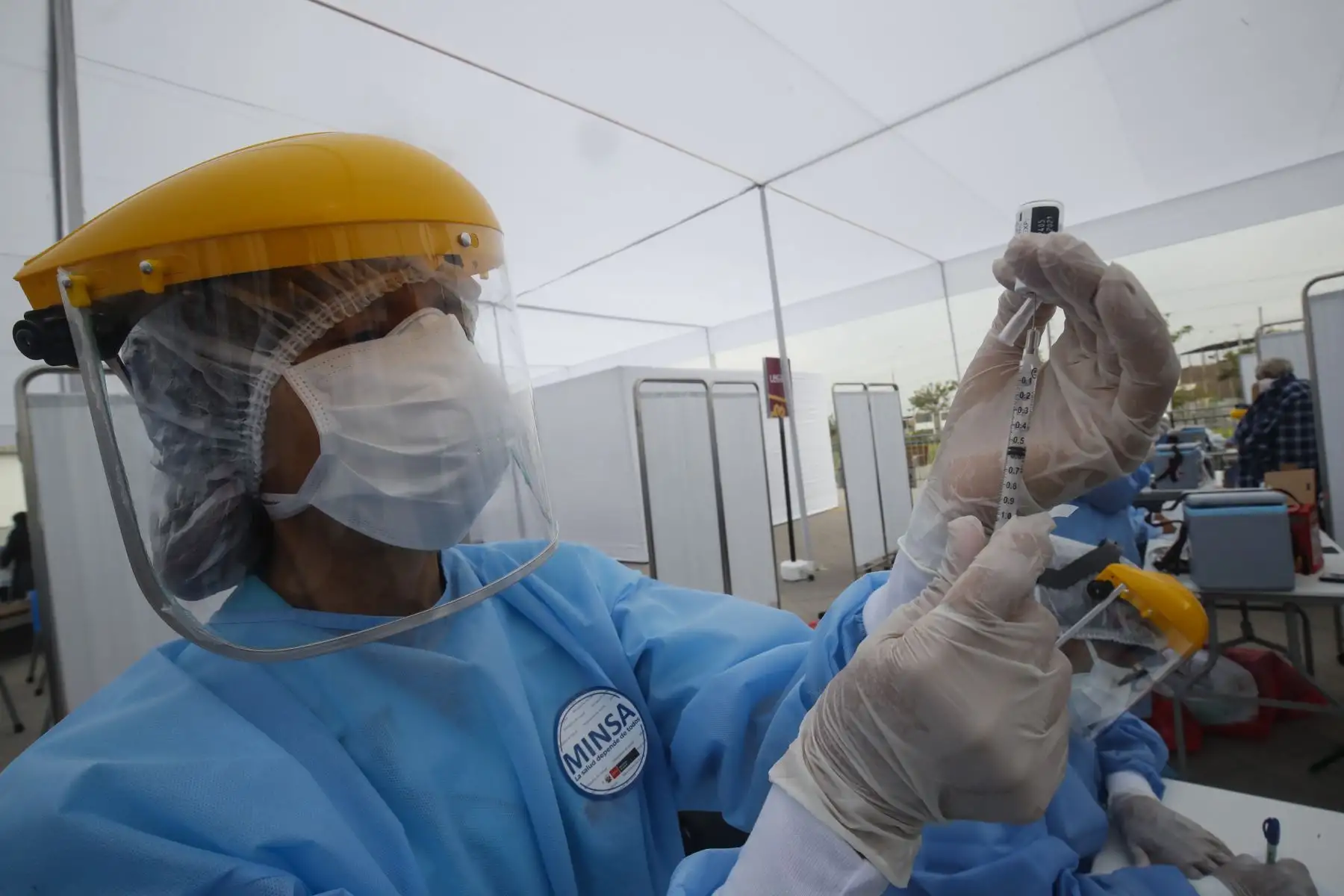 MINSA inicia vacunación en Lima y Callao, son cinco locales donde los adultos mayores a quienes les corresponde vacunarse contra el covid-19 podrán ser llevados en vehículos particulares, taxis o mototaxis. Foto: ANDINA/Juan Carlos Guzmán