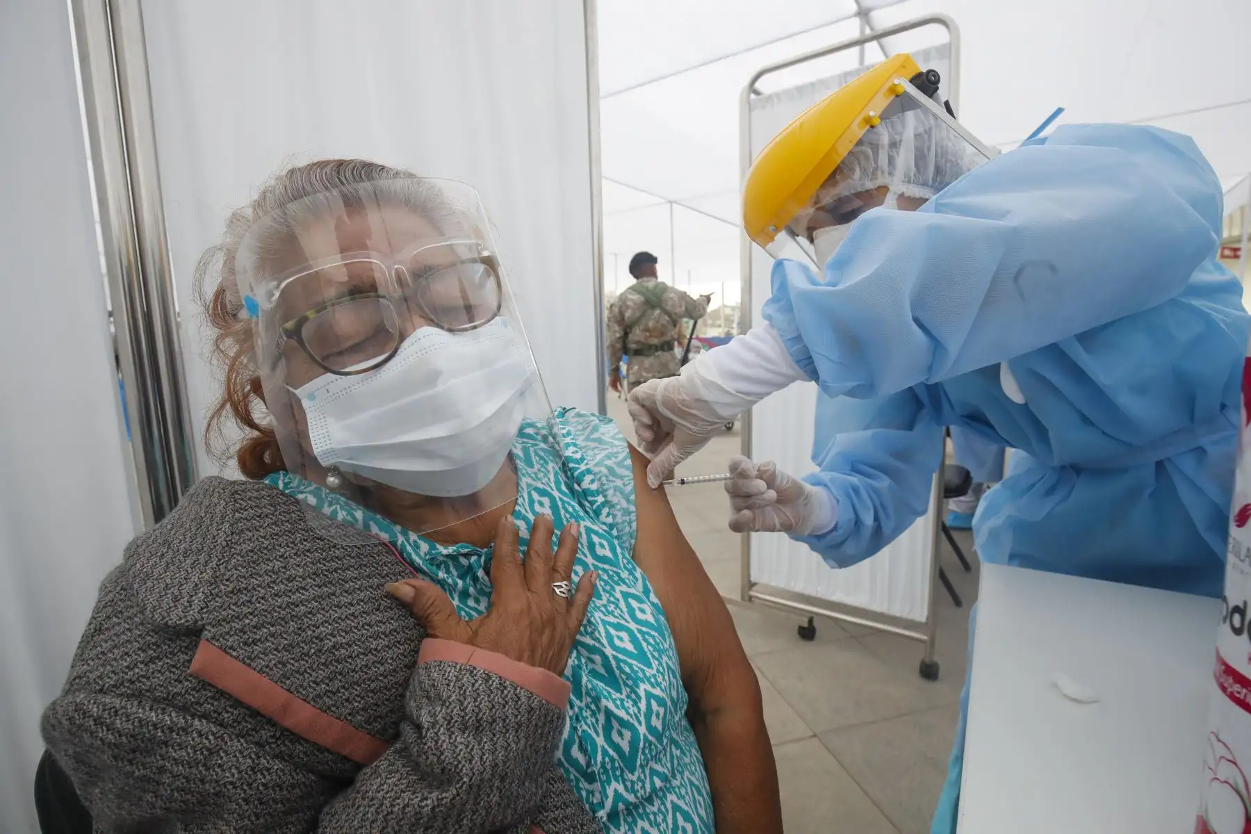 MINSA inicia vacunación en Lima y Callao, son cinco locales donde los adultos mayores a quienes les corresponde vacunarse contra el covid-19 podrán ser llevados en vehículos particulares, taxis o mototaxis. Foto: ANDINA/Juan Carlos Guzmán