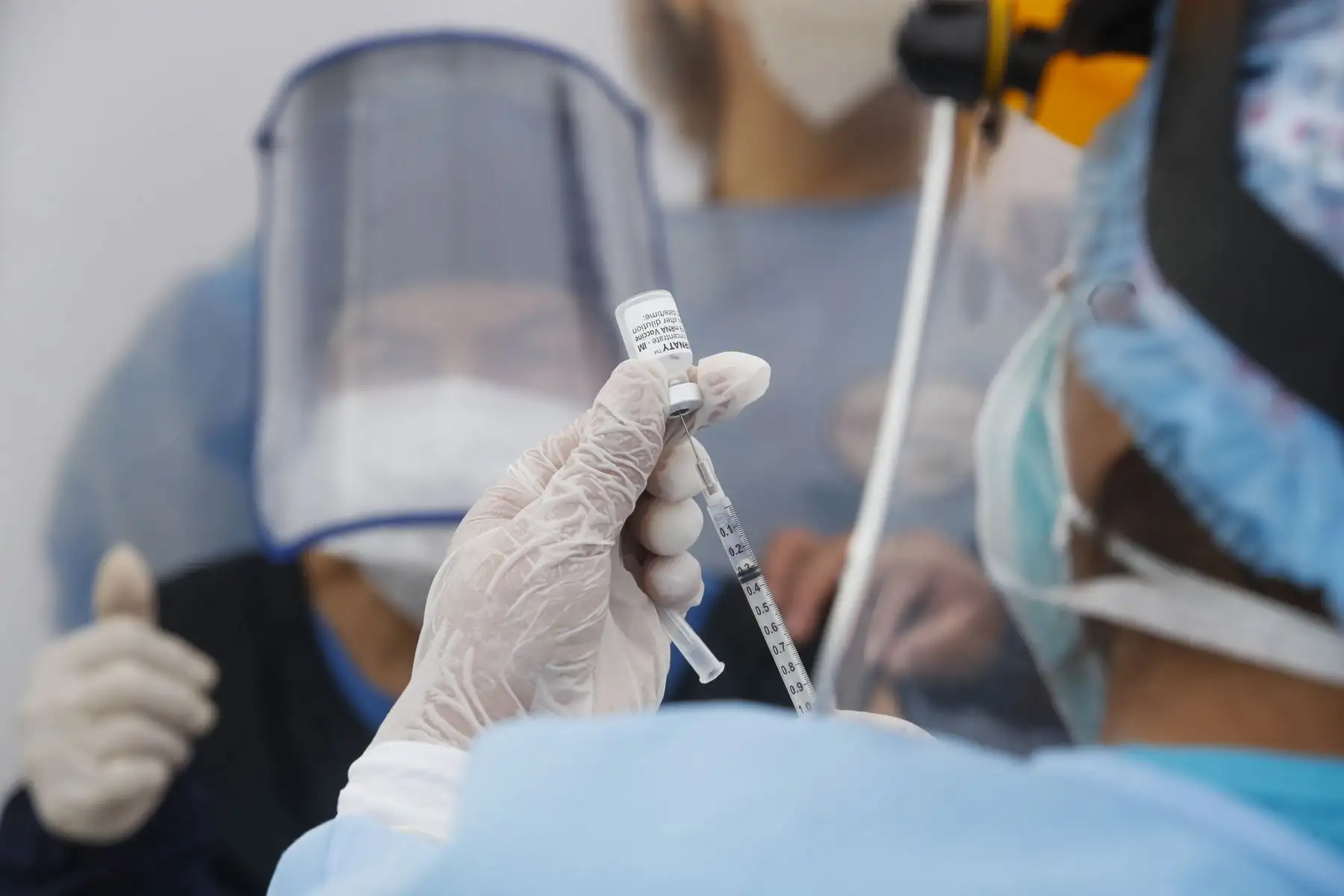 MINSA inicia vacunación en Lima y Callao, son cinco locales donde los adultos mayores a quienes les corresponde vacunarse contra el covid-19 podrán ser llevados en vehículos particulares, taxis o mototaxis. Foto: ANDINA/Juan Carlos Guzmán