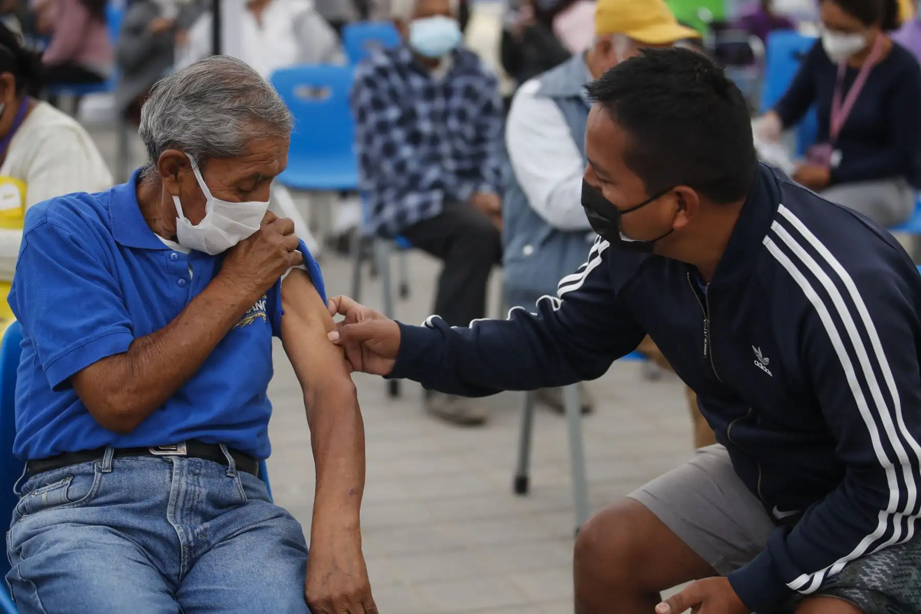 MINSA inicia vacunación en Lima y Callao, son cinco locales donde los adultos mayores a quienes les corresponde vacunarse contra el covid-19 podrán ser llevados en vehículos particulares, taxis o mototaxis. Foto: ANDINA/Juan Carlos Guzmán