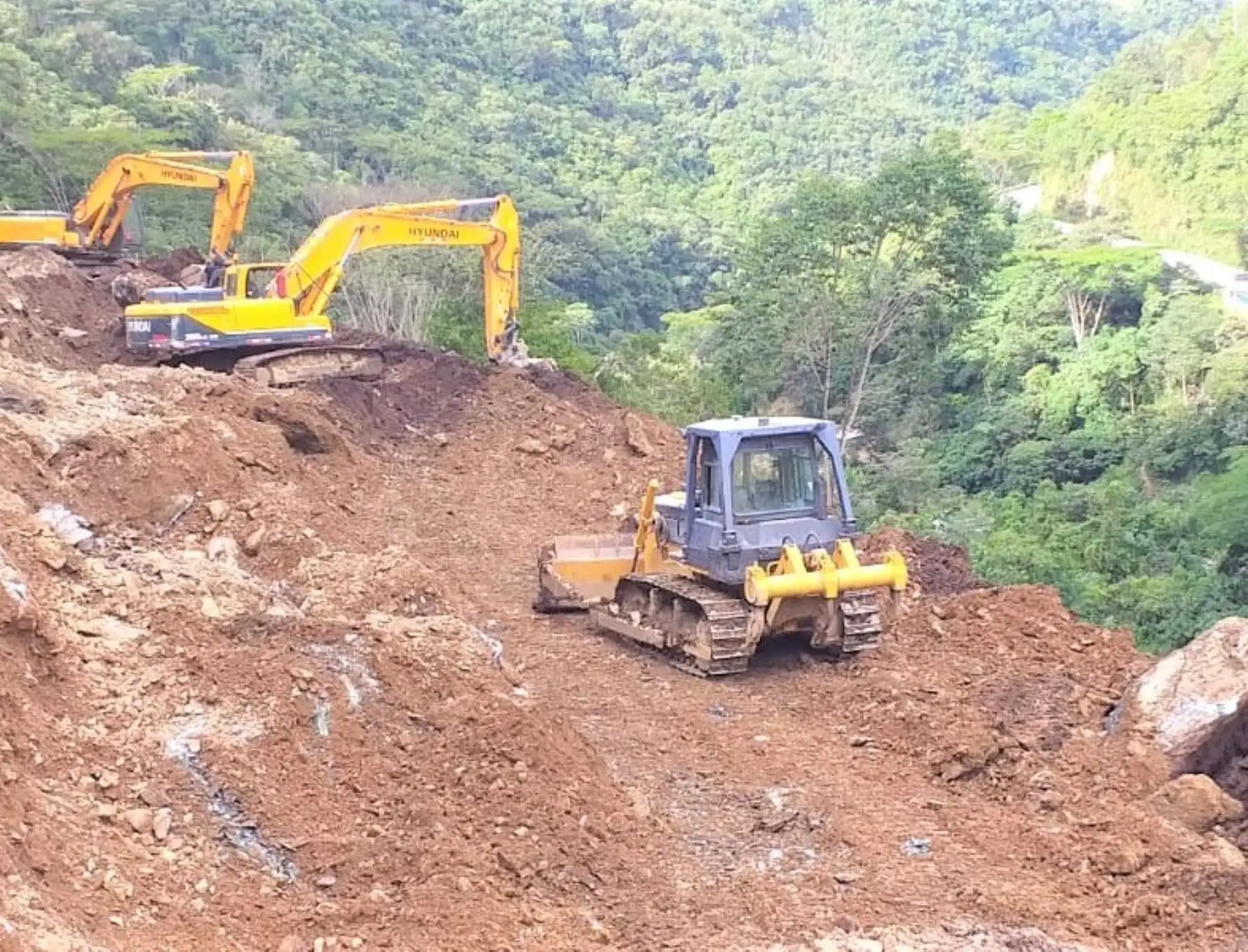 El MTC indicó que este mes concluye instalación del puente modular en el sector Tutumbaro y continúan las obras para restablecer el tránsito de vehículos pesados en esa zona ubicada en el Vraem. Foto: ANDINA/difusión.