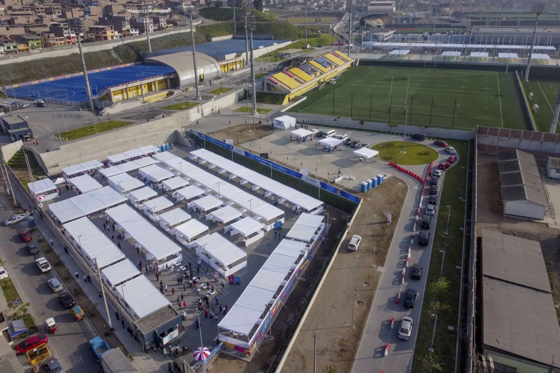 El Presidente de la República, Francisco Sagasti, acompañado del titular del Minsa, Oscar Ugarte y el director ejecutivo del proyecto Legado, Alberto Valenzuela, supervisó el desarrollo de la vacunación de adultos mayores de 80 años en el Complejo Deportivo Andrés Avelino Cáceres. Foto: ANDINA/Presidencia Perú