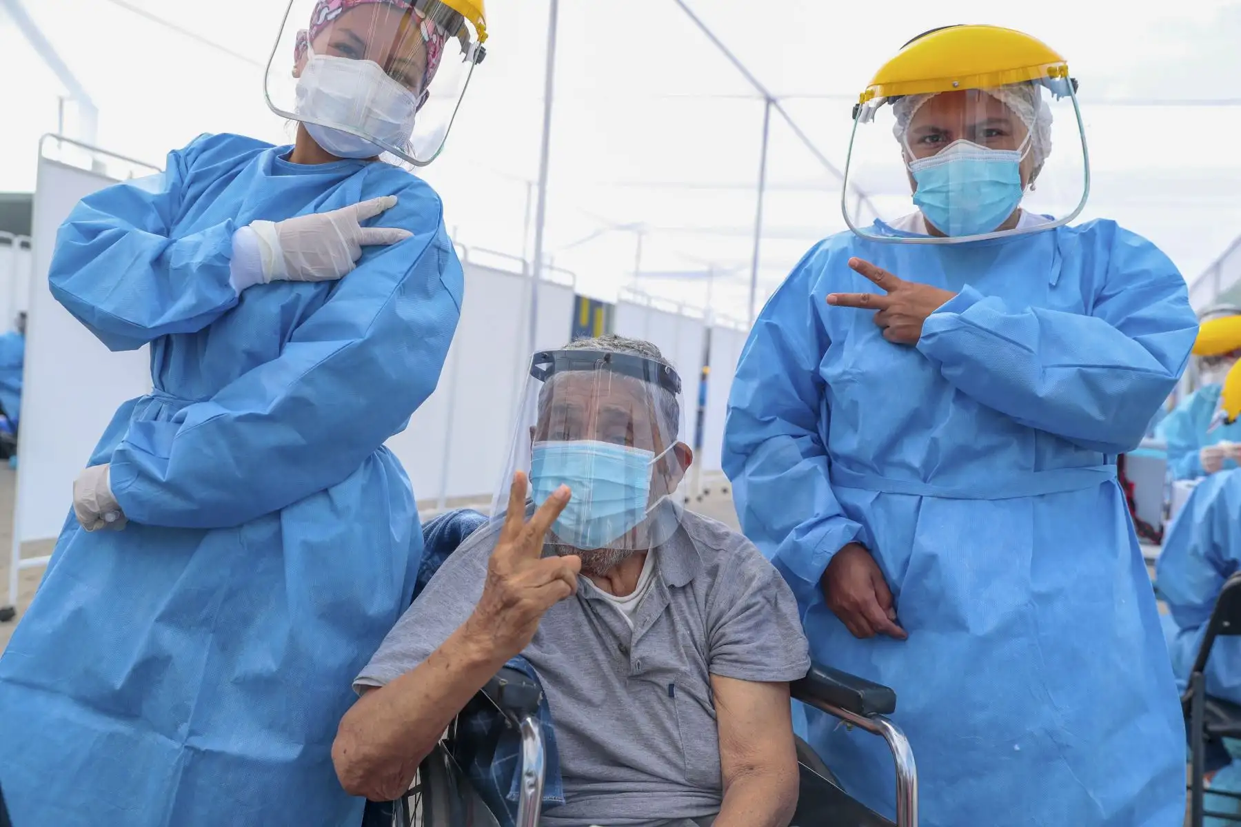 El Presidente de la República, Francisco Sagasti, acompañado del titular del Minsa, Oscar Ugarte y el director ejecutivo del proyecto Legado, Alberto Valenzuela, supervisó el desarrollo de la vacunación de adultos mayores de 80 años en el Complejo Deportivo Andrés Avelino Cáceres. Foto: ANDINA/Presidencia Perú