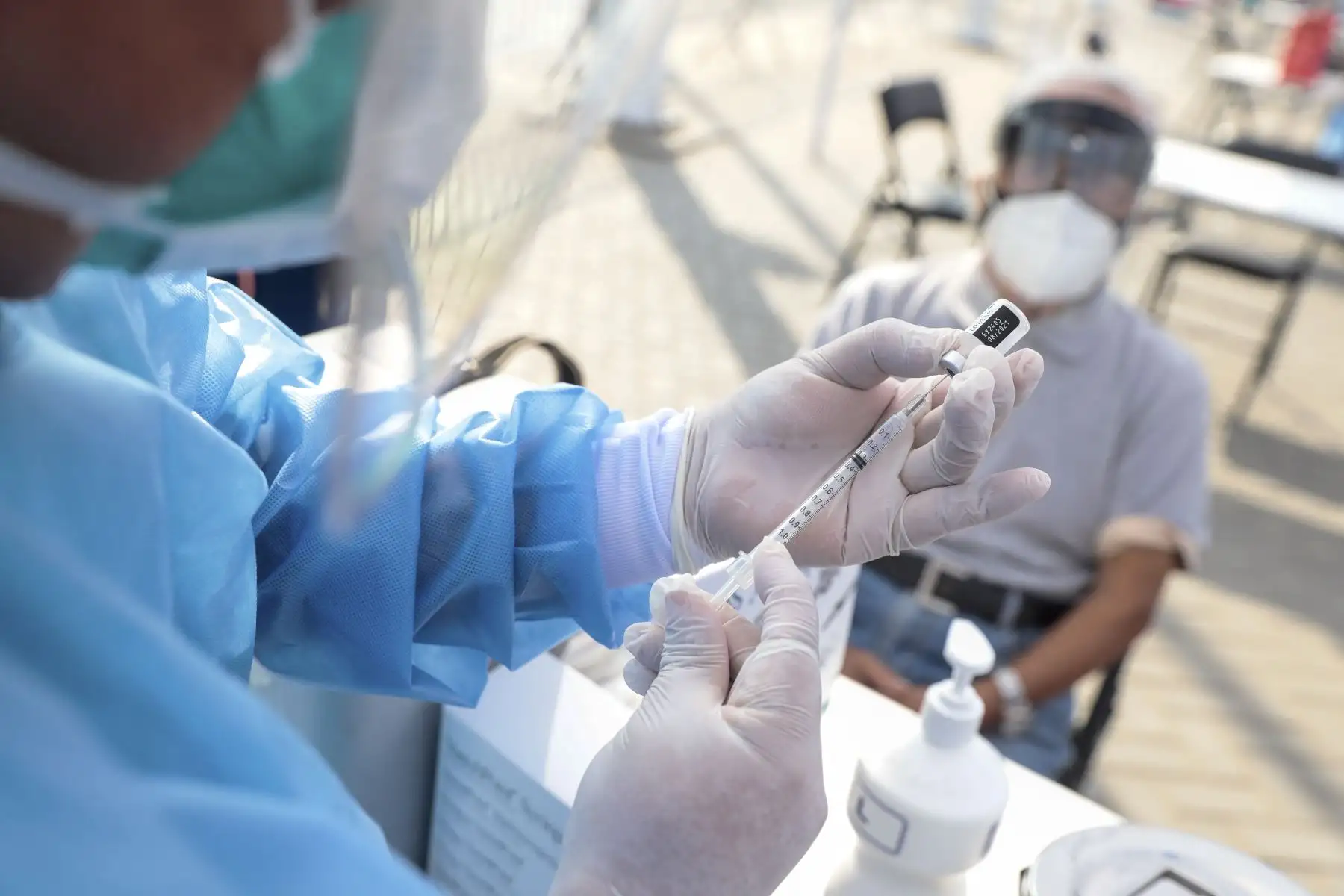 El Presidente de la República, Francisco Sagasti, acompañado del titular del Minsa, Oscar Ugarte y el director ejecutivo del proyecto Legado, Alberto Valenzuela, supervisó el desarrollo de la vacunación de adultos mayores de 80 años en el Complejo Deportivo Andrés Avelino Cáceres. Foto: ANDINA/Presidencia Perú