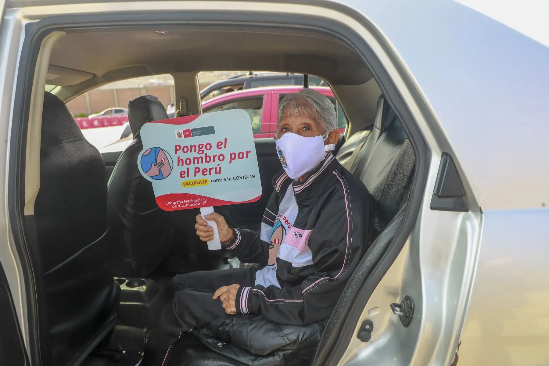 El Presidente de la República, Francisco Sagasti, acompañado del titular del Minsa, Oscar Ugarte y el director ejecutivo del proyecto Legado, Alberto Valenzuela, supervisó el desarrollo de la vacunación de adultos mayores de 80 años en el Complejo Deportivo Andrés Avelino Cáceres. Foto: ANDINA/Presidencia Perú