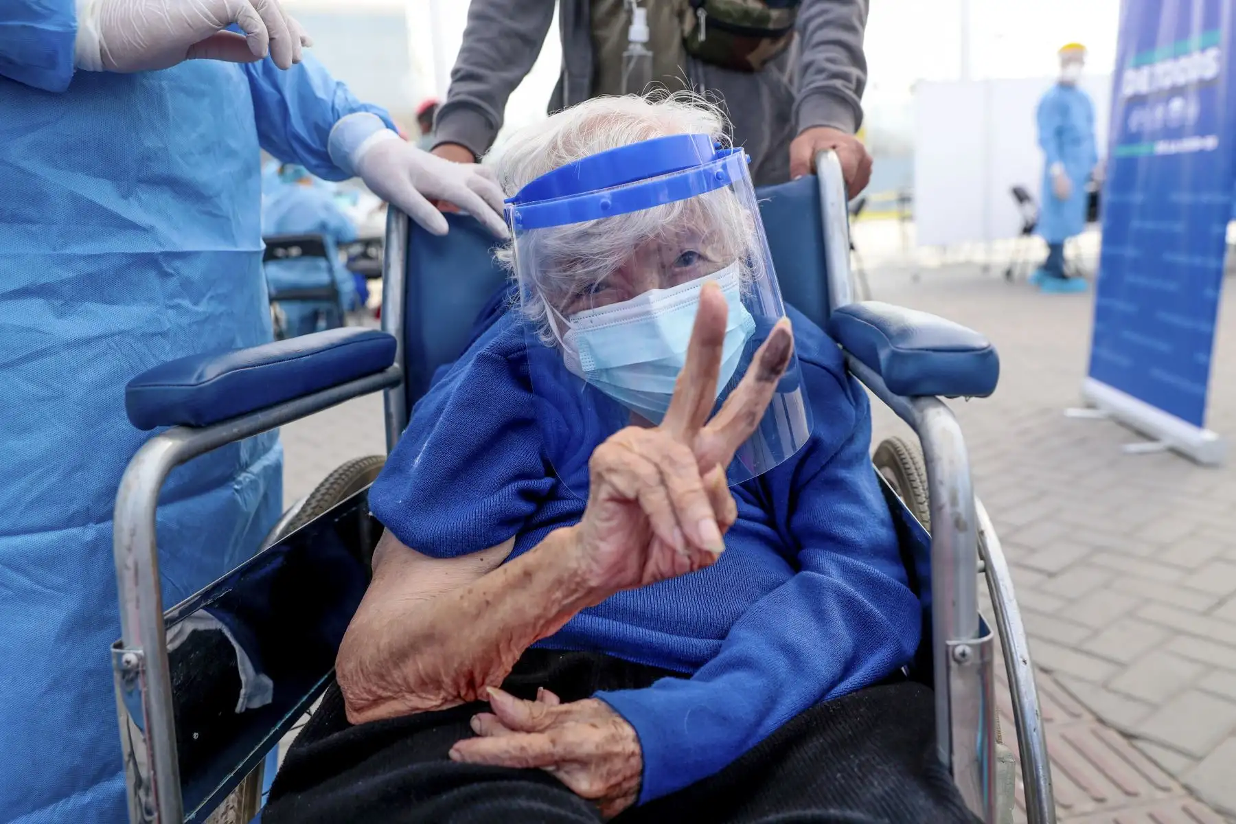 El Presidente de la República, Francisco Sagasti, acompañado del titular del Minsa, Oscar Ugarte y el director ejecutivo del proyecto Legado, Alberto Valenzuela, supervisó el desarrollo de la vacunación de adultos mayores de 80 años en el Complejo Deportivo Andrés Avelino Cáceres. Foto: ANDINA/Presidencia Perú