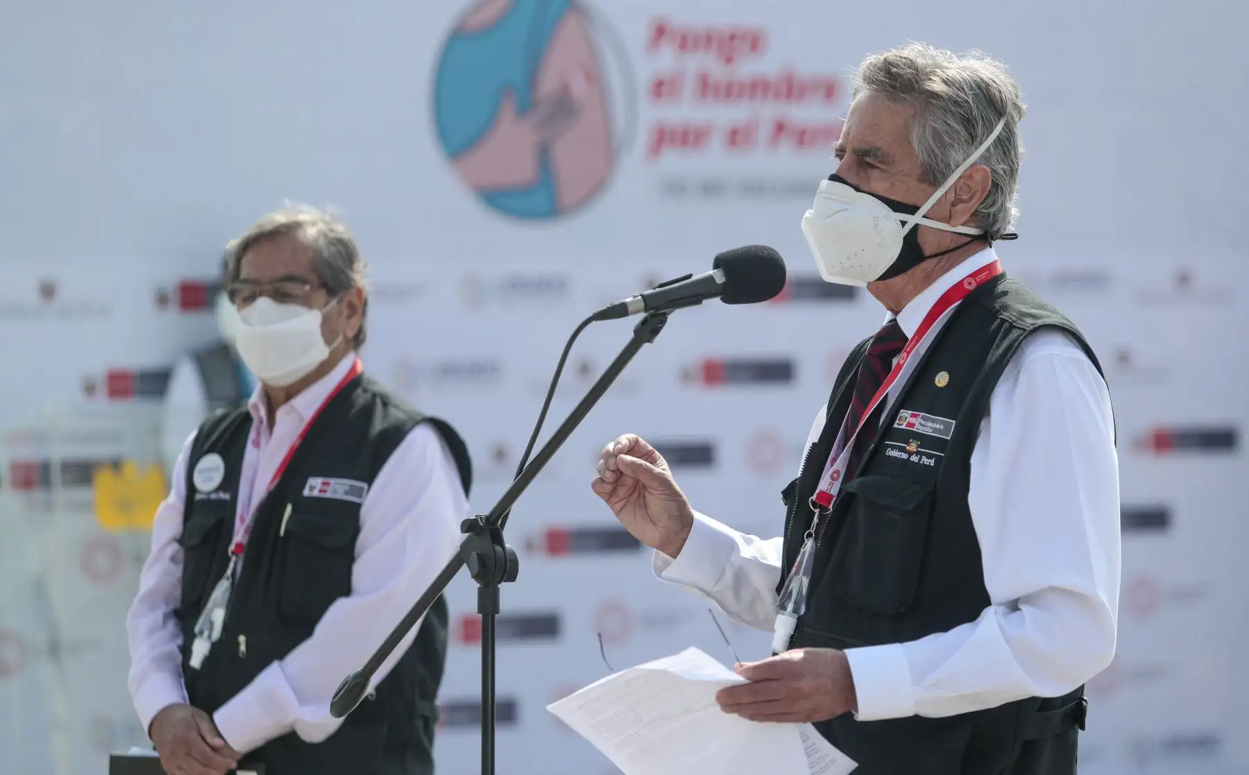 El Presidente de la República, Francisco Sagasti, acompañado del titular del Minsa, Oscar Ugarte y el director ejecutivo del proyecto Legado, Alberto Valenzuela, supervisó el desarrollo de la vacunación de adultos mayores de 80 años en el Complejo Deportivo Andrés Avelino Cáceres. Foto: ANDINA/Presidencia Perú