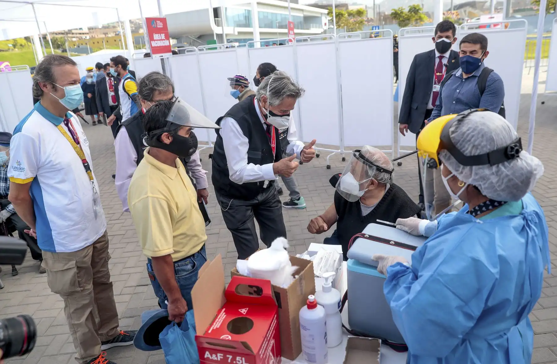 El Presidente de la República, Francisco Sagasti, acompañado del titular del Minsa, Oscar Ugarte y el director ejecutivo del proyecto Legado, Alberto Valenzuela, supervisó el desarrollo de la vacunación de adultos mayores de 80 años en el Complejo Deportivo Andrés Avelino Cáceres. Foto: ANDINA/Presidencia Perú
