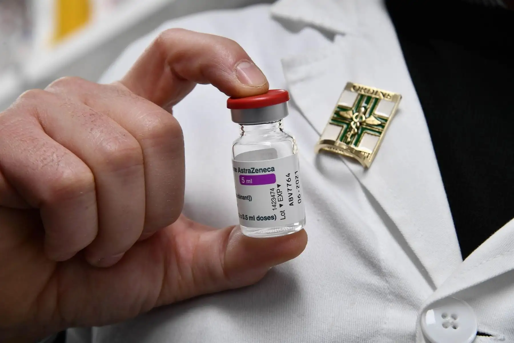 Francia ve "muy probable" que no se renueven contratos con AstraZeneca ni Johnson.