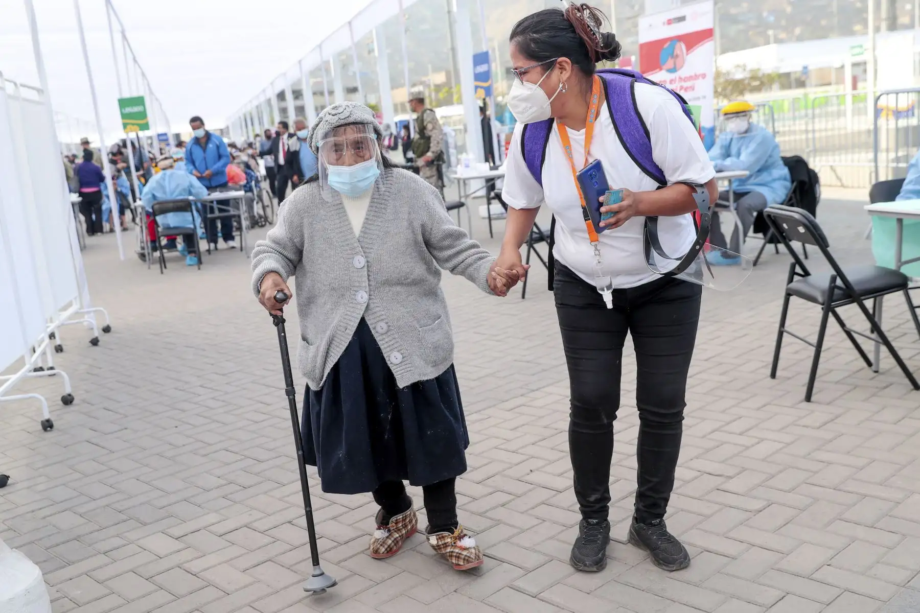 El Presidente de la República, Francisco Sagasti, acompañado del titular del Minsa, Oscar Ugarte y el director ejecutivo del proyecto Legado, Alberto Valenzuela, supervisó el desarrollo de la vacunación de adultos mayores de 80 años en el Complejo Deportivo Andrés Avelino Cáceres. Foto: ANDINA/Presidencia Perú