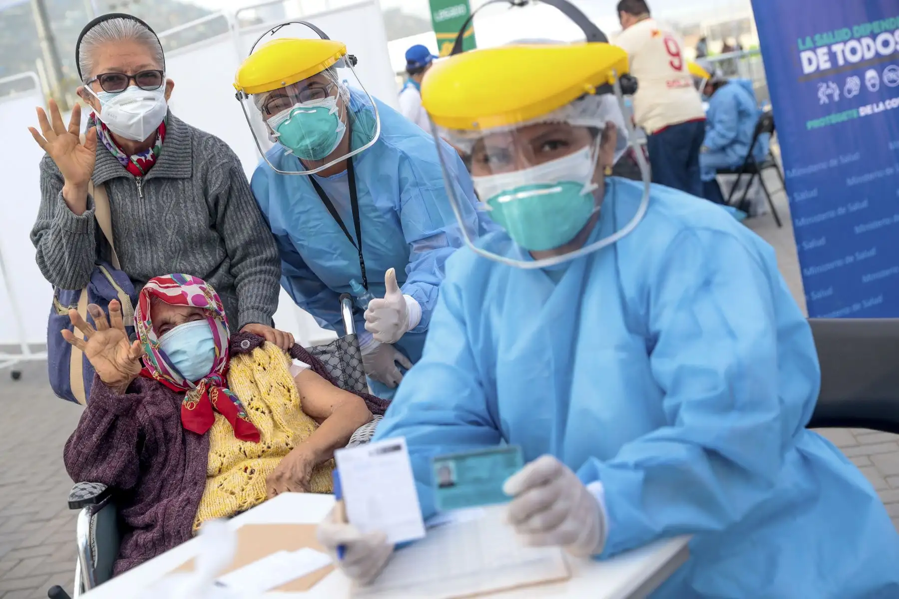 El Presidente de la República, Francisco Sagasti, acompañado del titular del Minsa, Oscar Ugarte y el director ejecutivo del proyecto Legado, Alberto Valenzuela, supervisó el desarrollo de la vacunación de adultos mayores de 80 años en el Complejo Deportivo Andrés Avelino Cáceres. Foto: ANDINA/Presidencia Perú