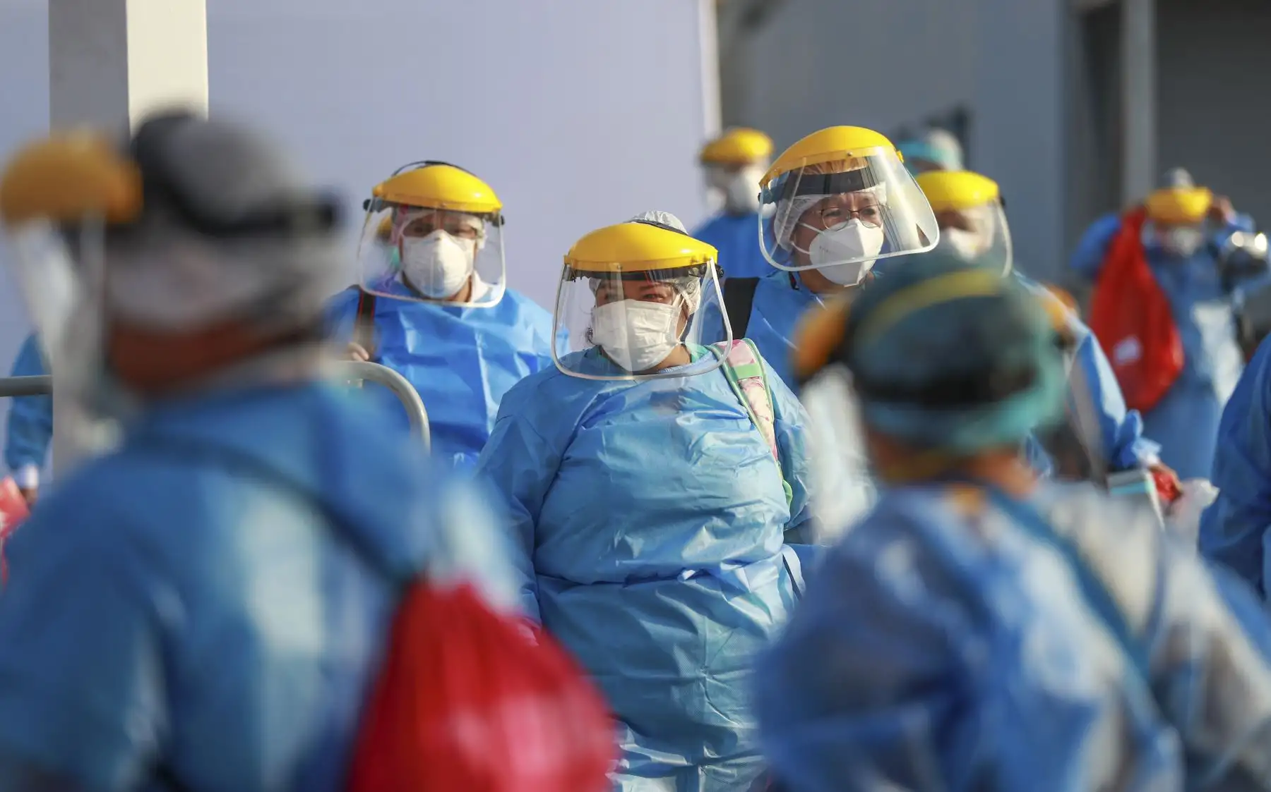 El Presidente de la República, Francisco Sagasti, acompañado del titular del Minsa, Oscar Ugarte y el director ejecutivo del proyecto Legado, Alberto Valenzuela, supervisó el desarrollo de la vacunación de adultos mayores de 80 años en el Complejo Deportivo Andrés Avelino Cáceres. Foto: ANDINA/Presidencia Perú