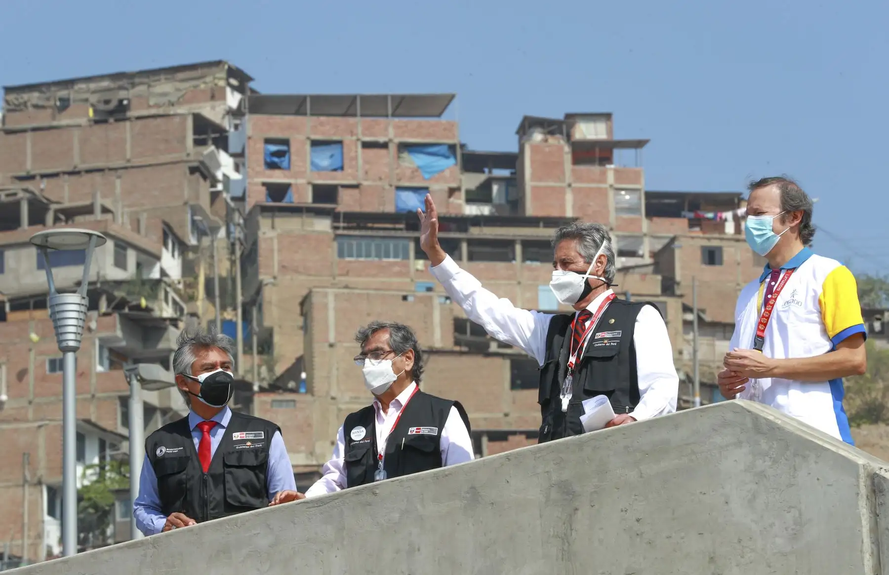 El Presidente de la República, Francisco Sagasti, acompañado del titular del Minsa, Oscar Ugarte y el director ejecutivo del proyecto Legado, Alberto Valenzuela, supervisó el desarrollo de la vacunación de adultos mayores de 80 años en el Complejo Deportivo Andrés Avelino Cáceres. Foto: ANDINA/Presidencia Perú