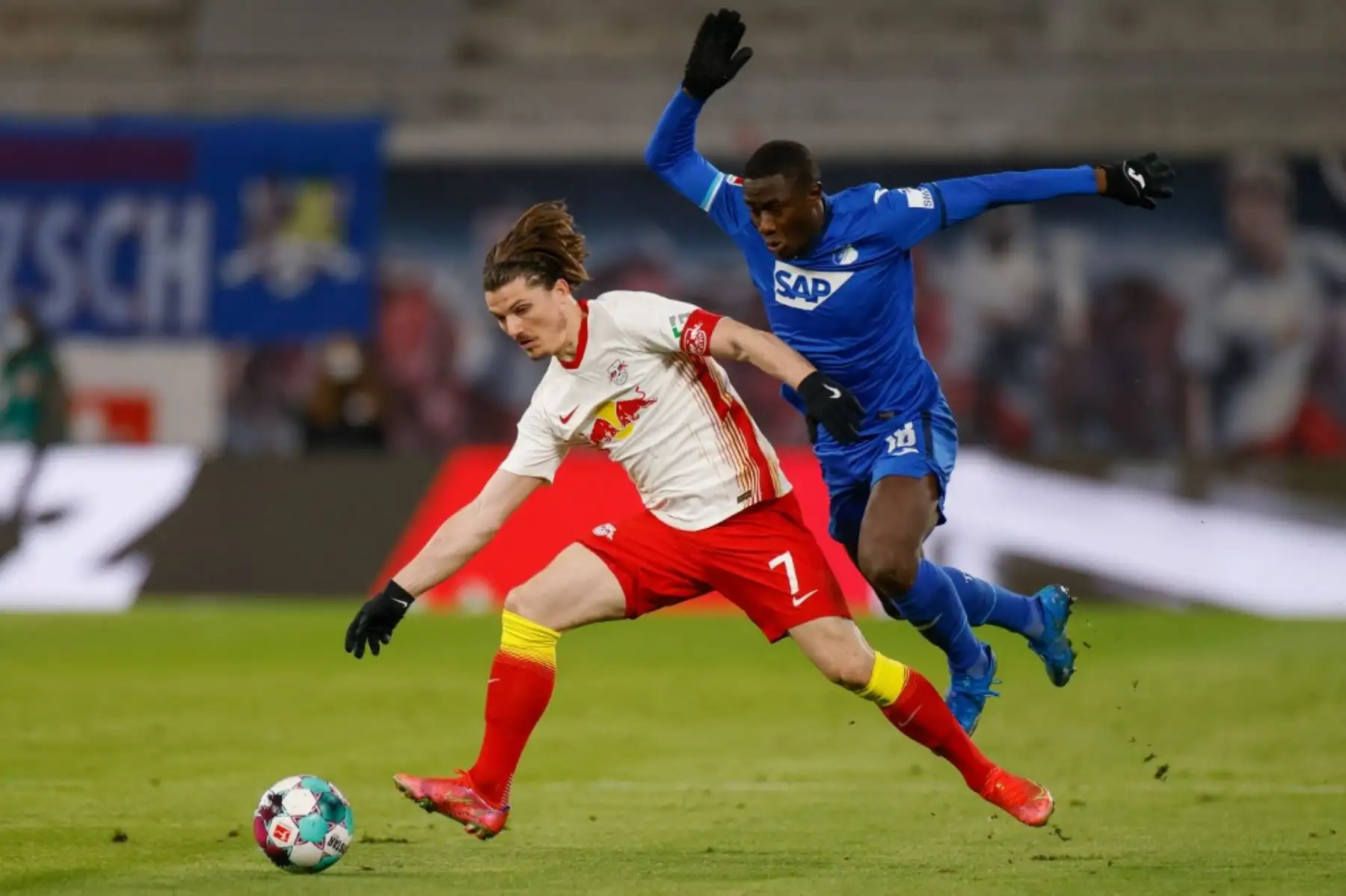 El centrocampista austriaco de Leipzig Marcel Sabitzer y el mediocampista maliense del Hoffenheim Diadie Samassekou compiten por el balón durante la primera división alemana de fútbol de la Bundesliga entre el RB Leipzig y el TSG 1899 Hoffenheim en Leipzig, Alemania. Foto: AFP