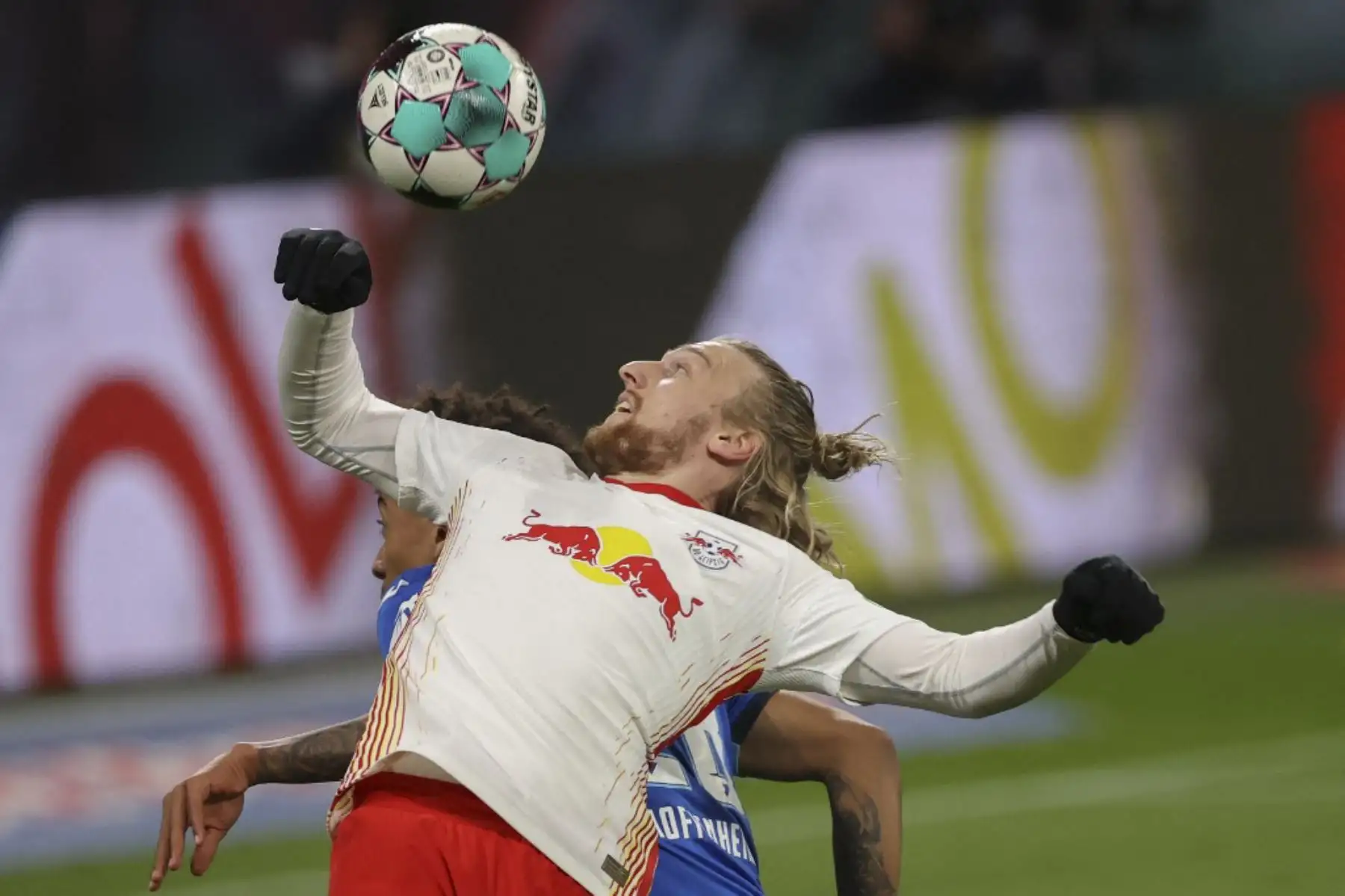 El mediocampista sueco de Leipzig, Emil Forsberg (delantero), y el defensor estadounidense del Hoffenheim, Chris Richards, compiten por el balón durante la primera división alemana de fútbol de la Bundesliga entre el RB Leipzig y el TSG 1899 Hoffenheim en Leipzig, Alemania. Foto: AFP